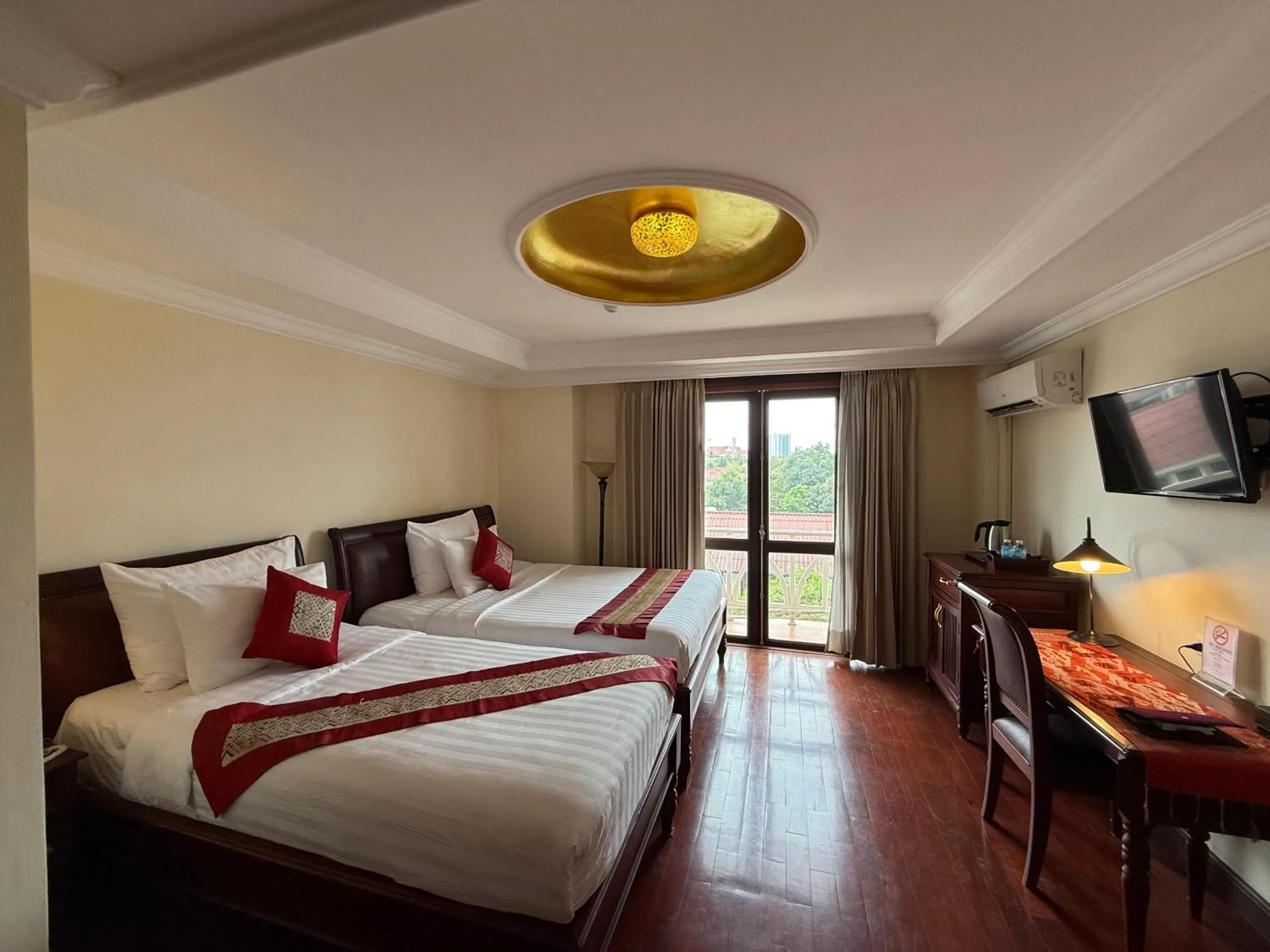 Bed in Phasouk Vien Chantra Hotel