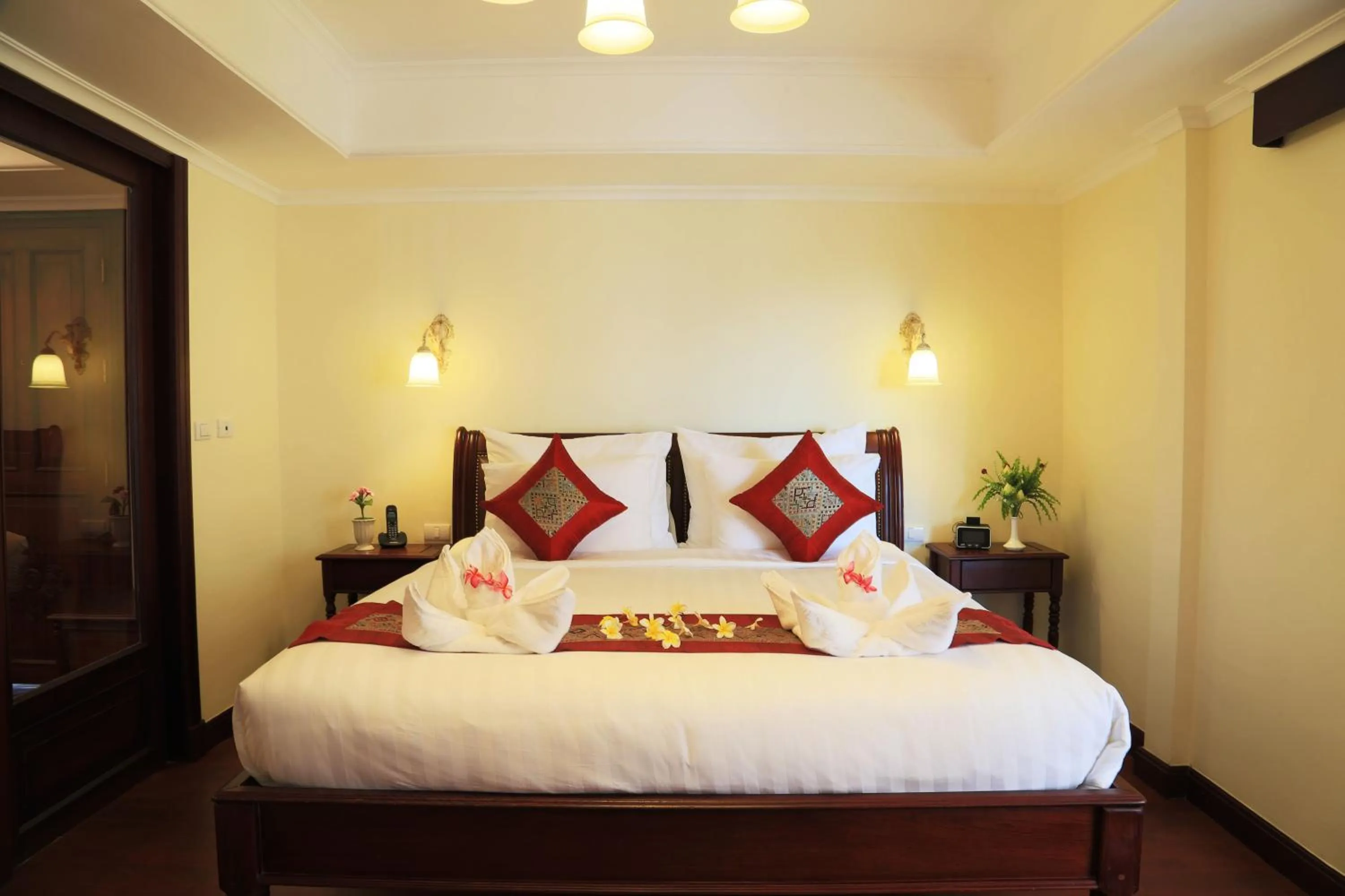 Bed in Phasouk Vien Chantra Hotel