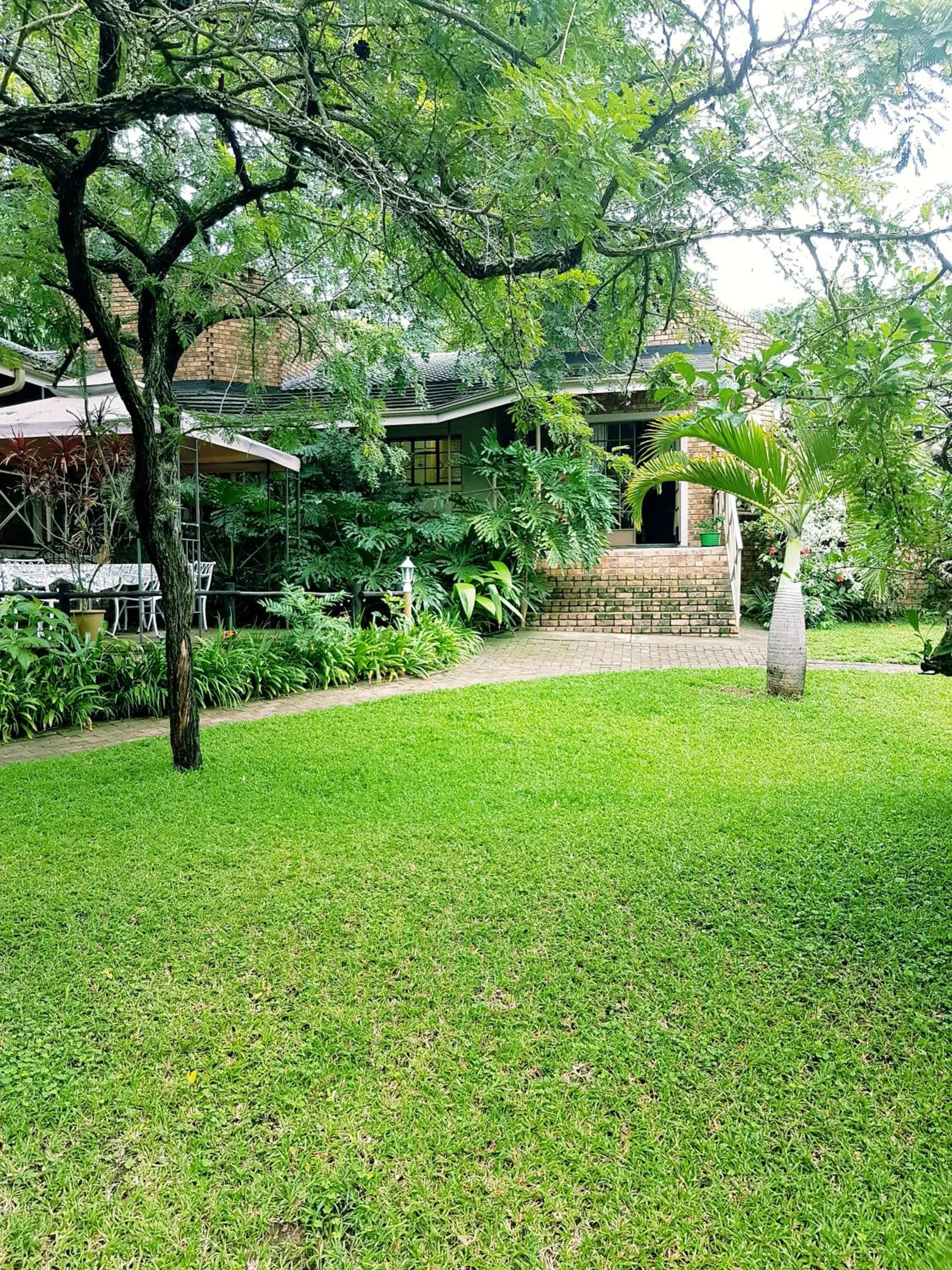 Garden in Shingalana Guest Lodge