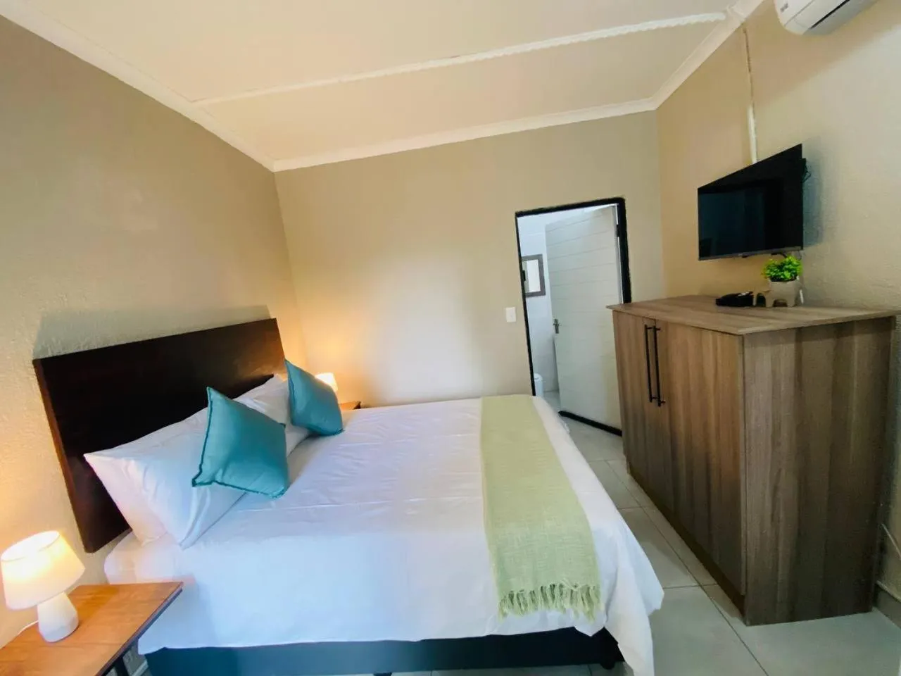 Bed in Shingalana Guest Lodge