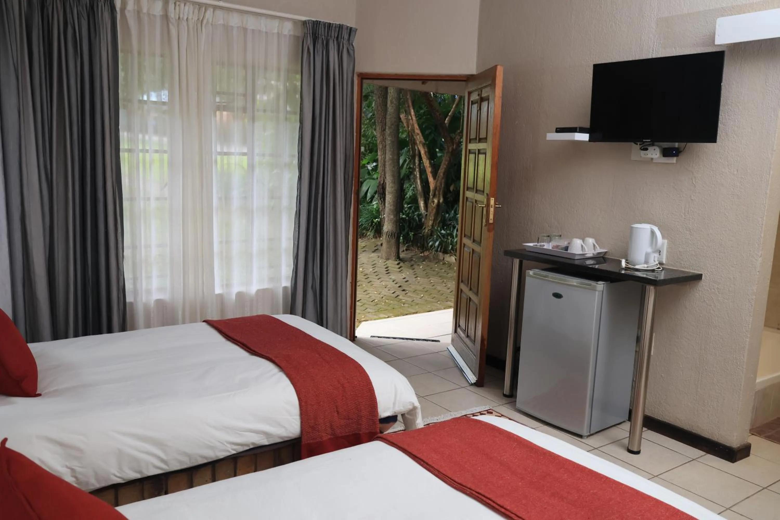 TV and multimedia, Bed in Shingalana Guest Lodge