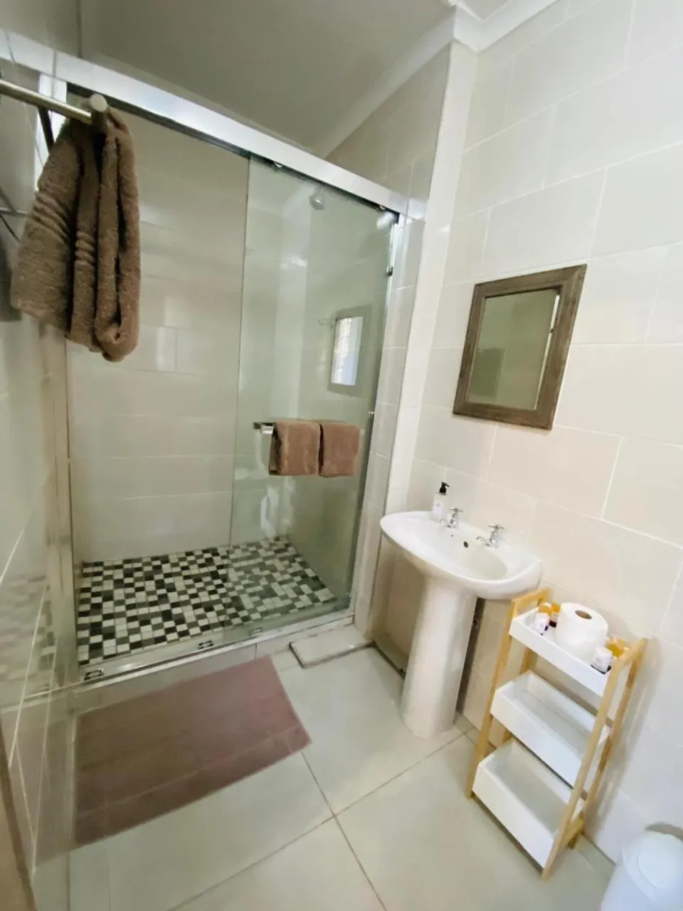 Shower in Shingalana Guest Lodge