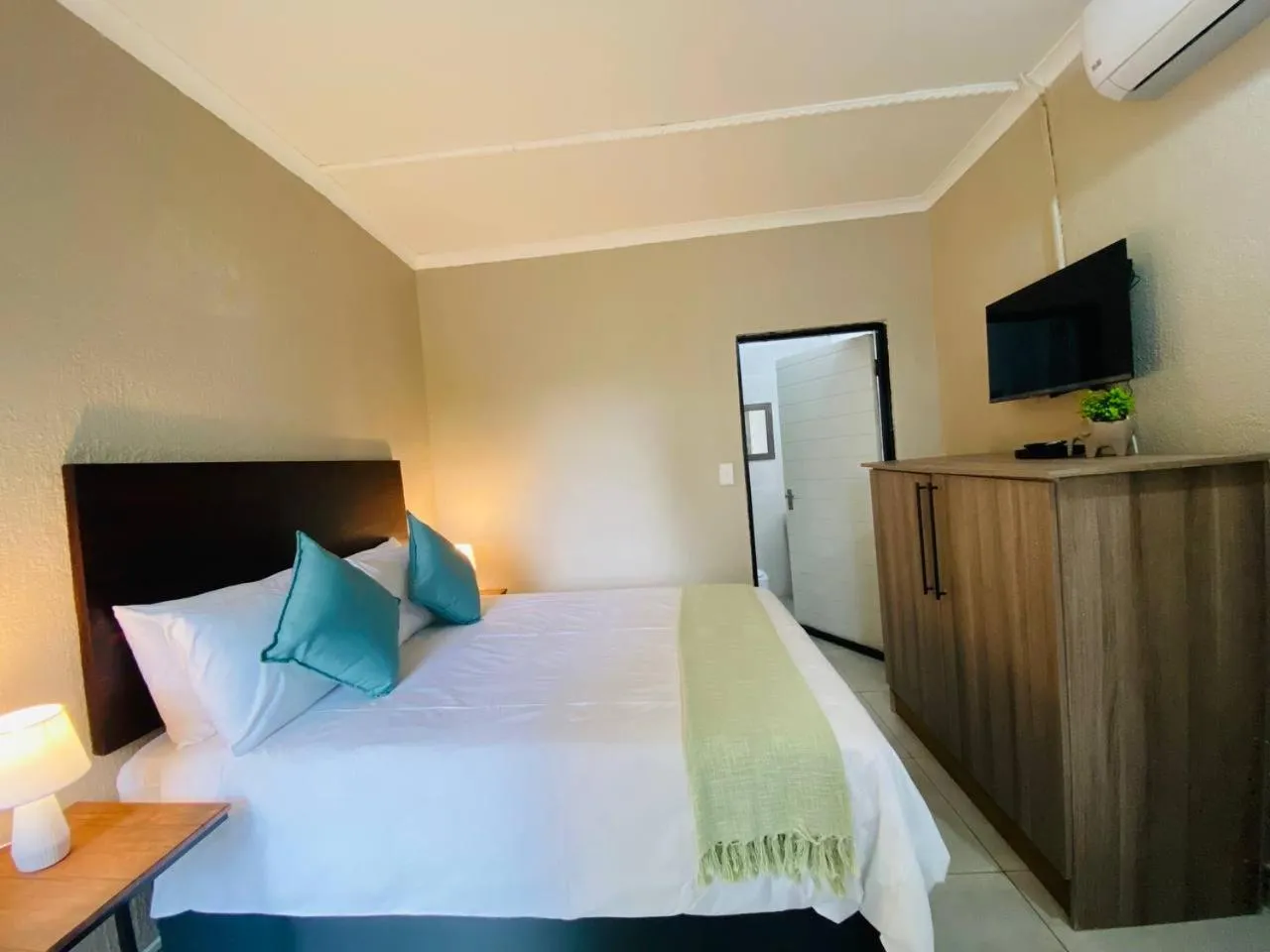 Bed in Shingalana Guest Lodge