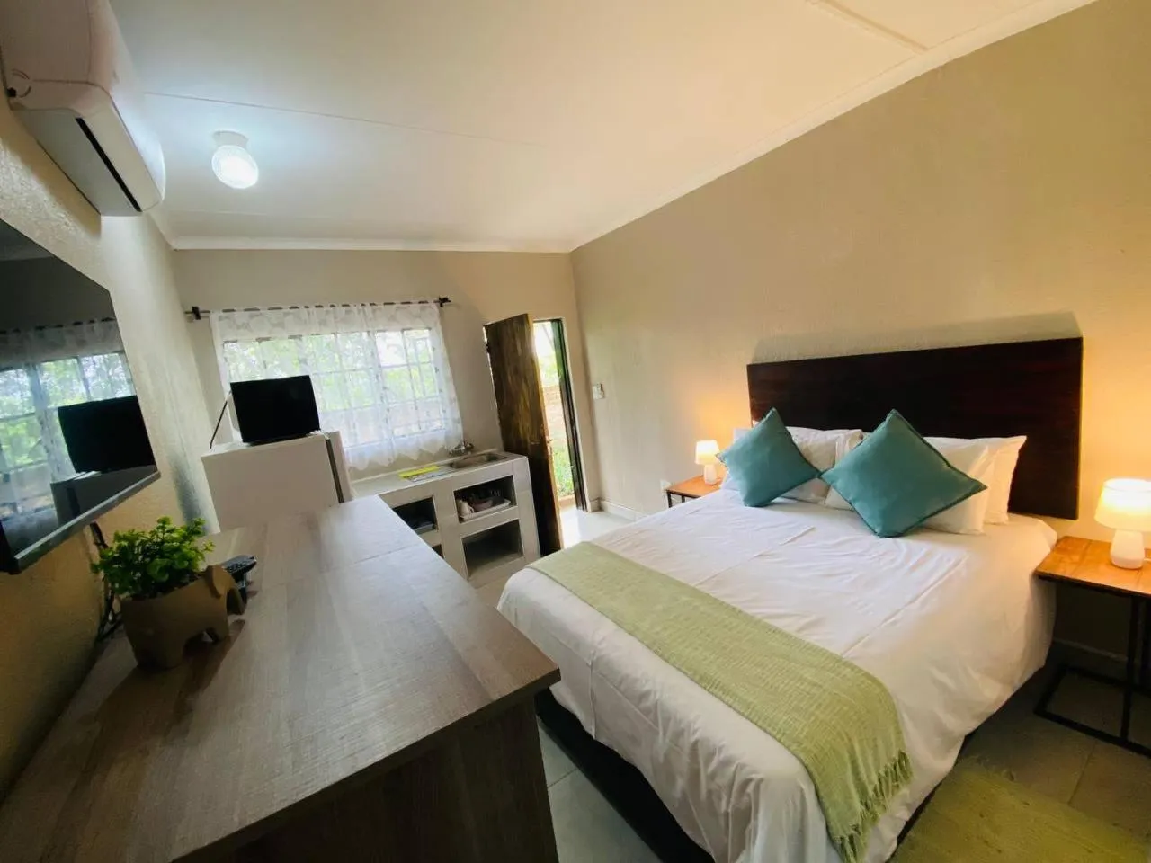 Bed in Shingalana Guest Lodge