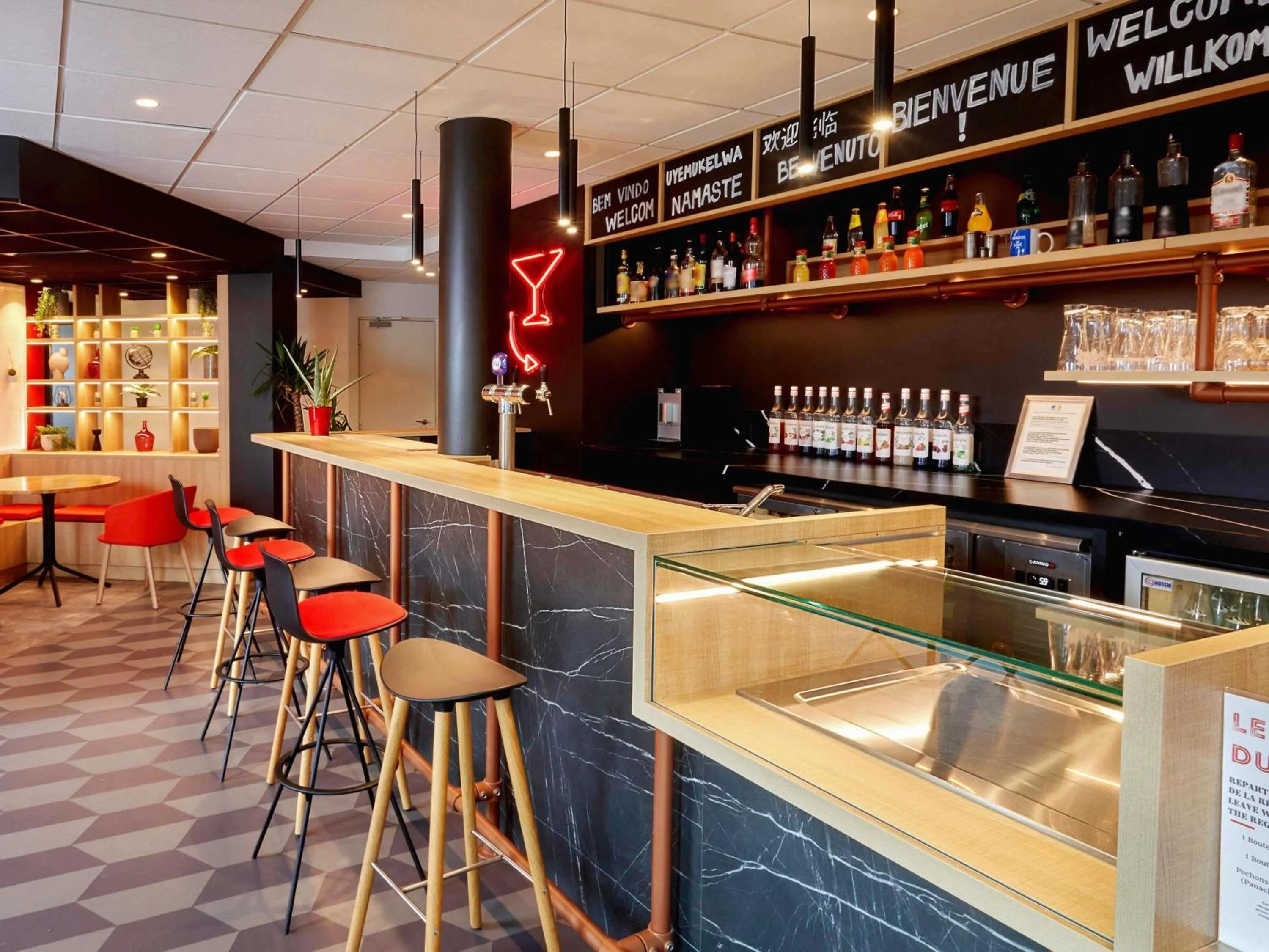 Lounge or bar in ibis Auxerre Centre