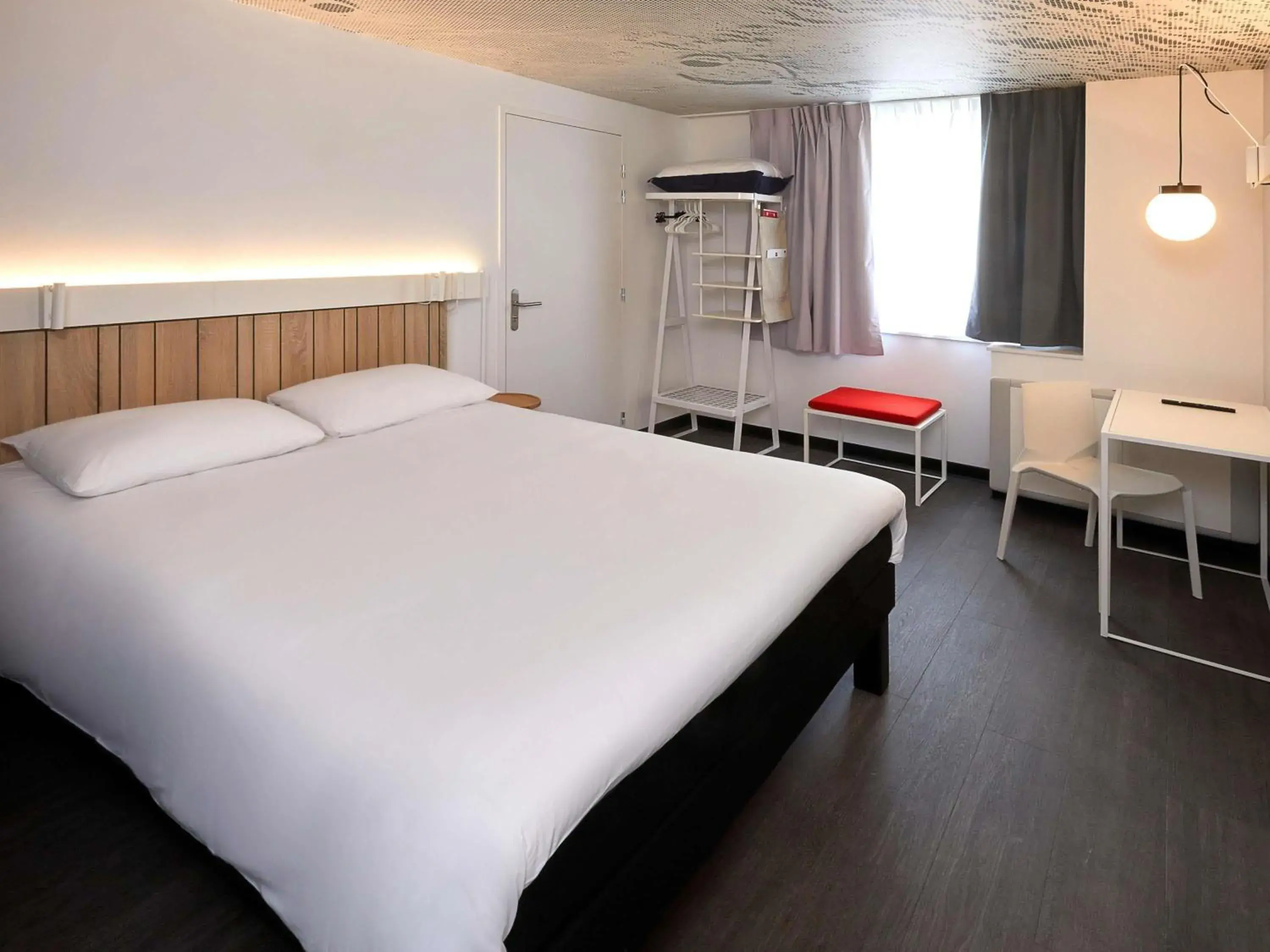Standard Double Room - Courtyard Side in ibis Auxerre Centre Standard Double Room - Courtyard Side in ibis Auxerre Centre