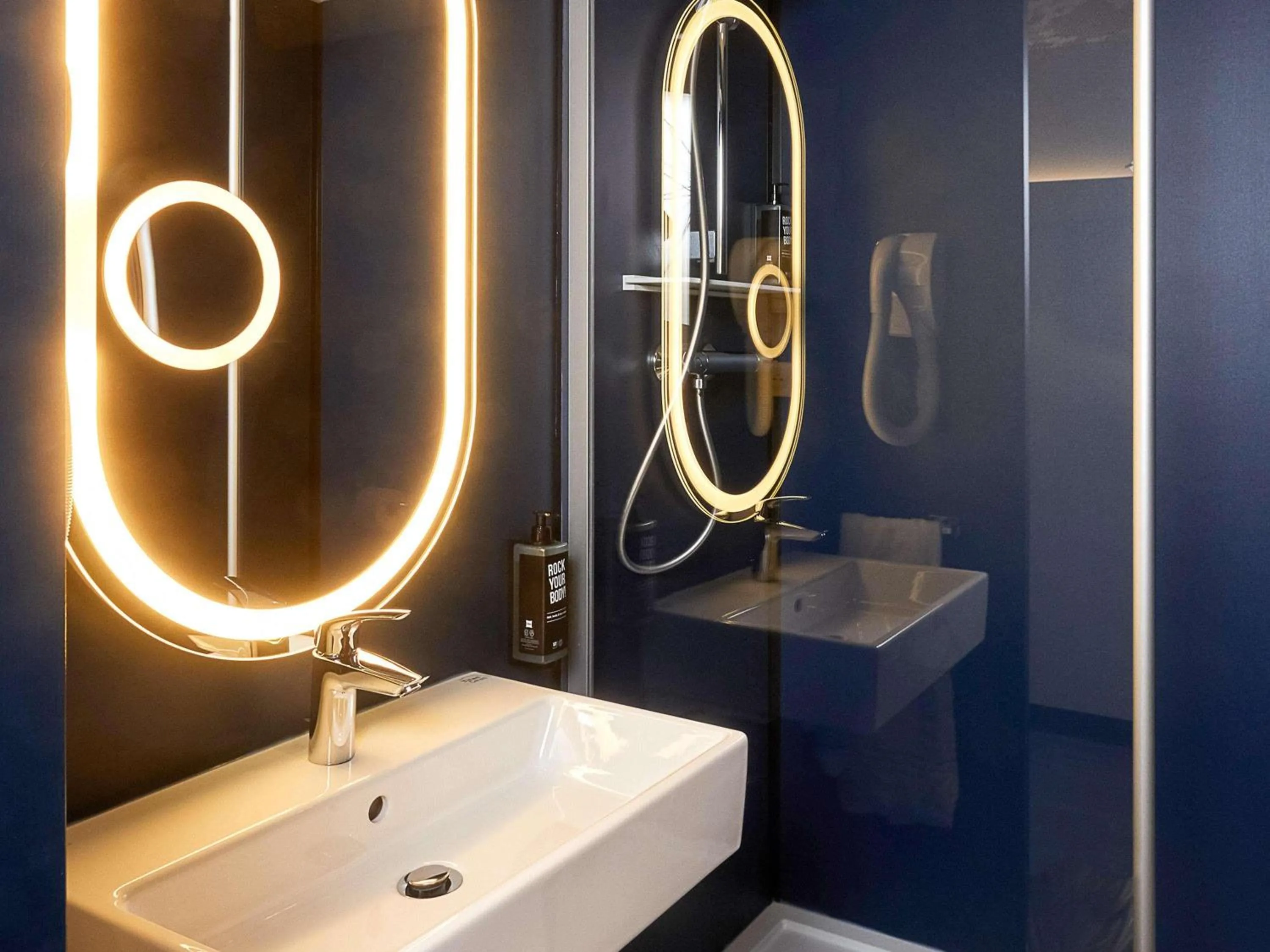 Bedroom in ibis Auxerre Centre