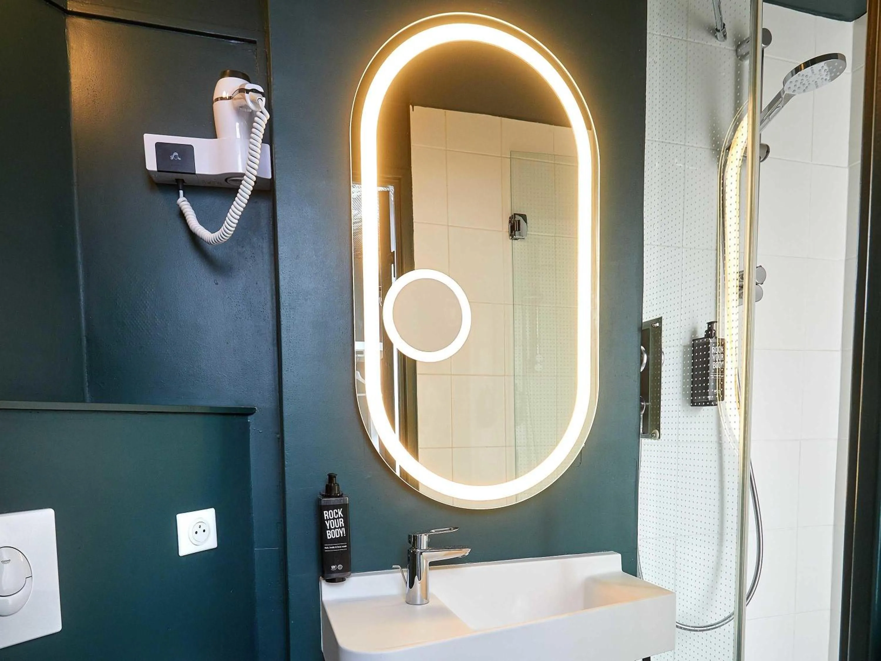 Bedroom in ibis Auxerre Centre