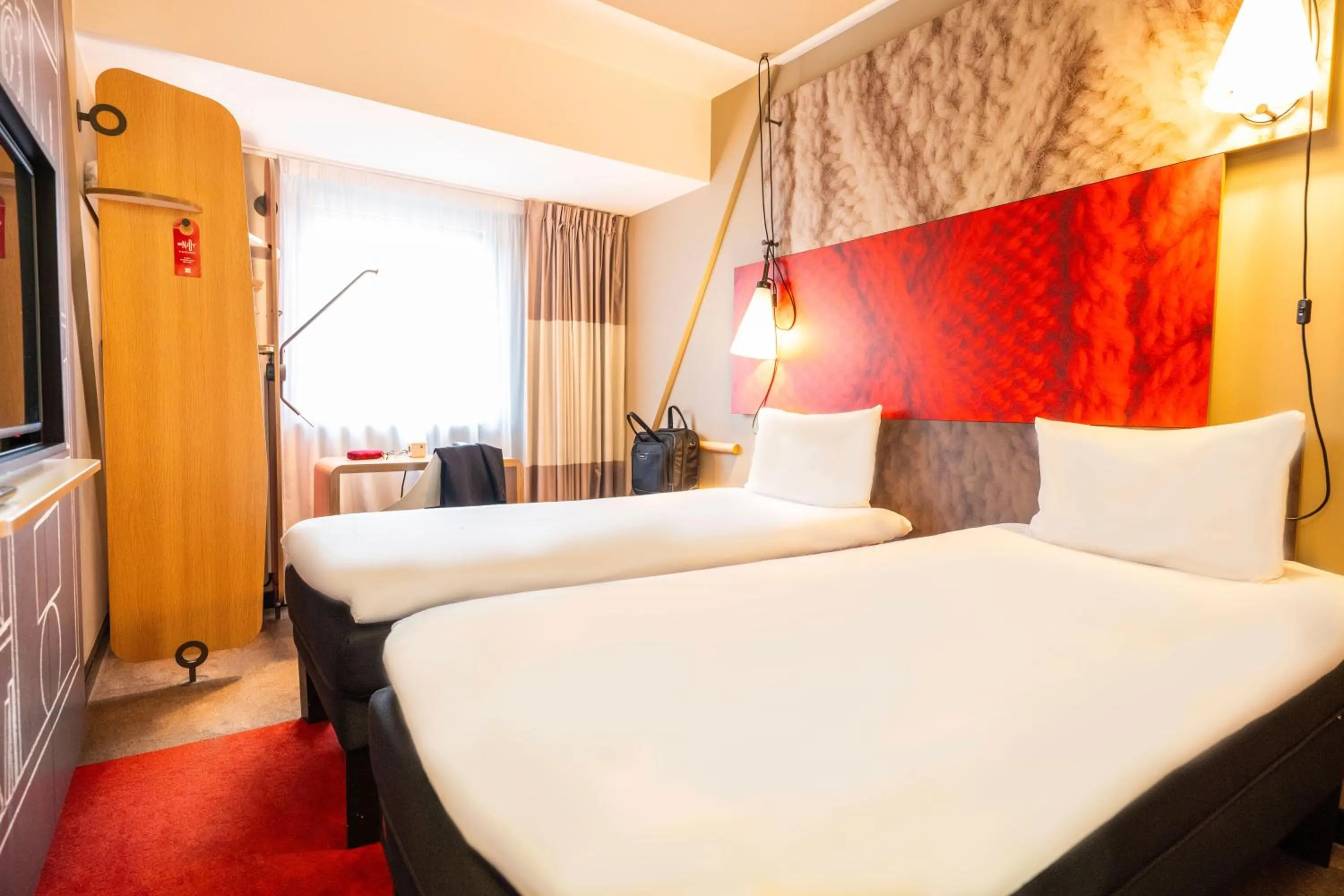 Bedroom, Bed in ibis Geneve Centre Lac