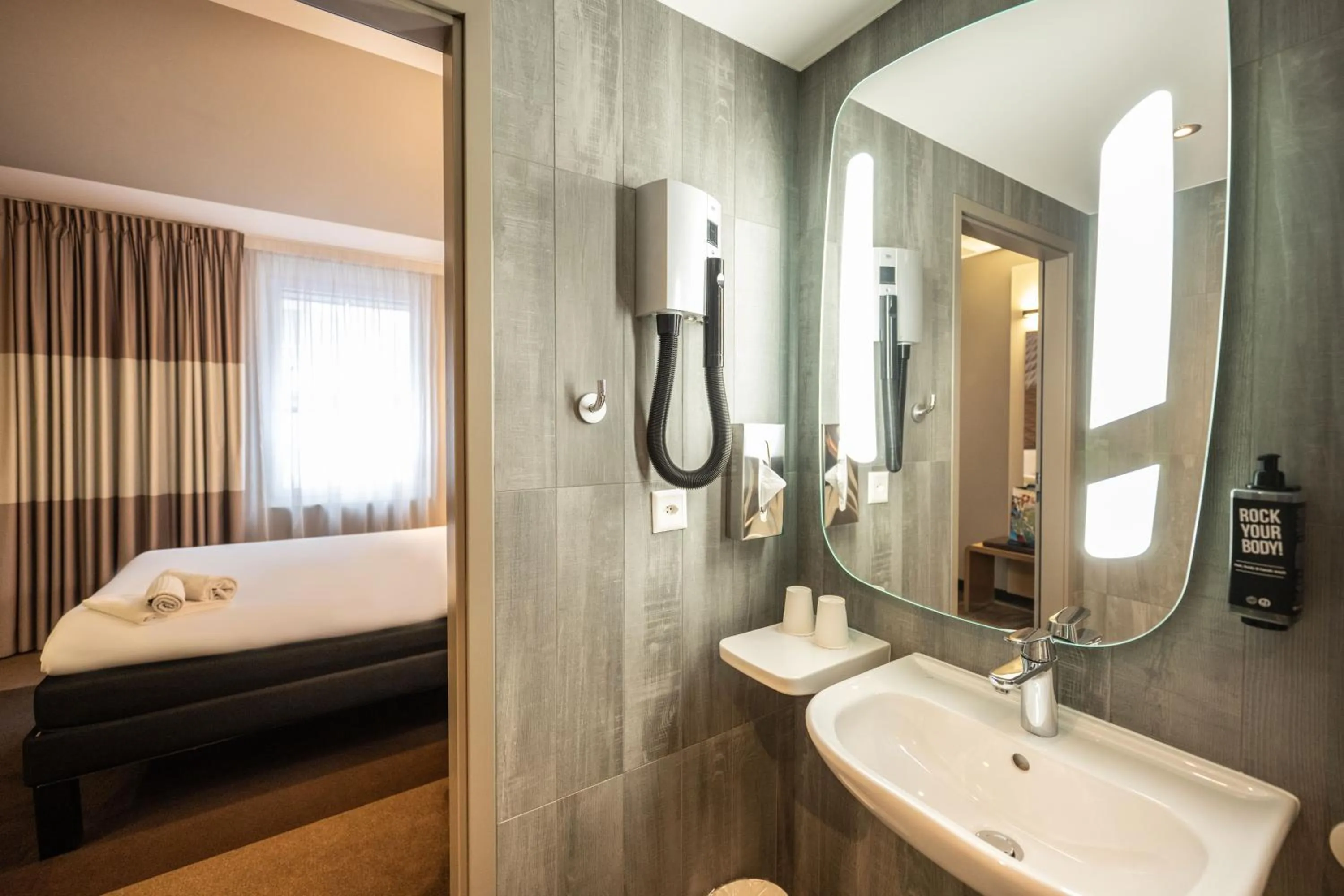 Bathroom in ibis Geneve Centre Lac