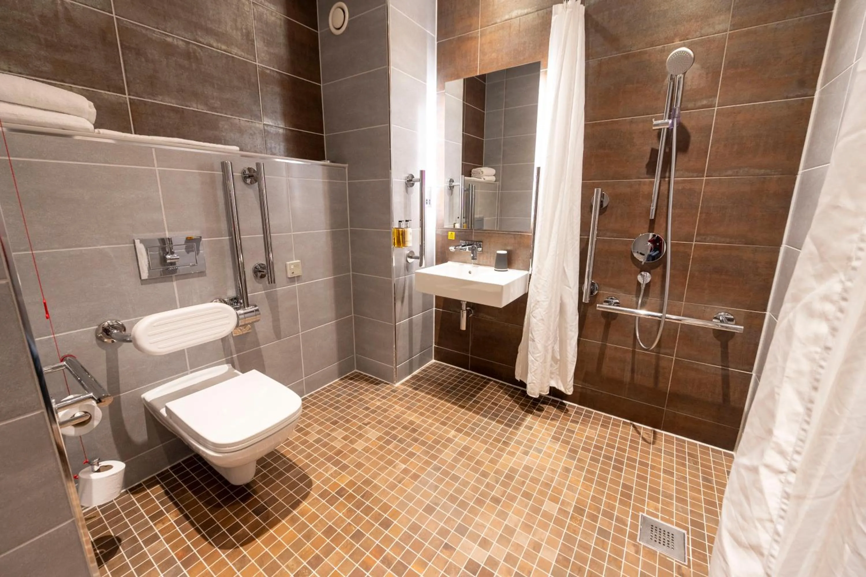 Shower in ibis Styles Leeds City Centre Arena