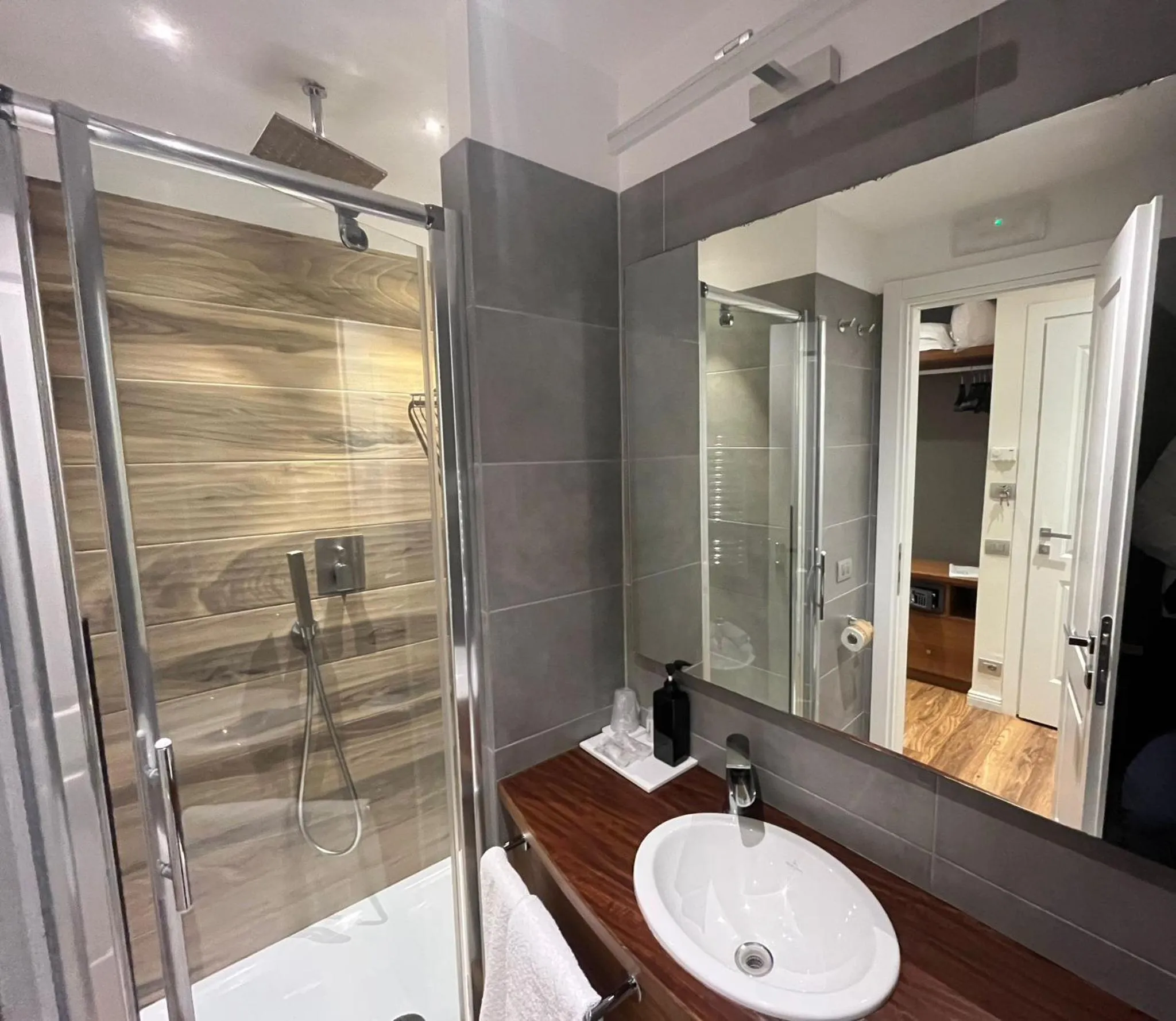 Shower in L'obelisque maison de luxe