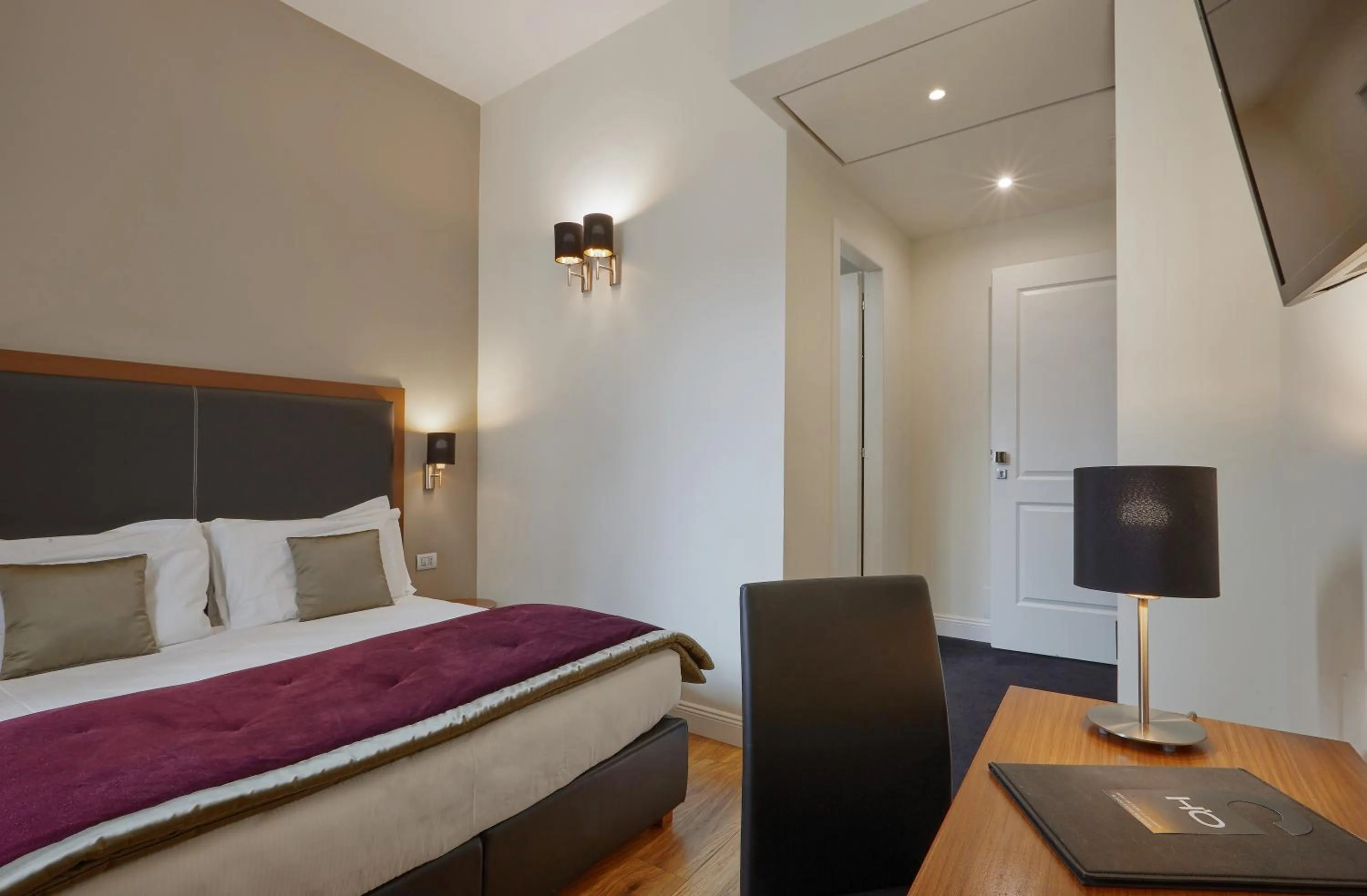 TV and multimedia, Bed in L'obelisque maison de luxe