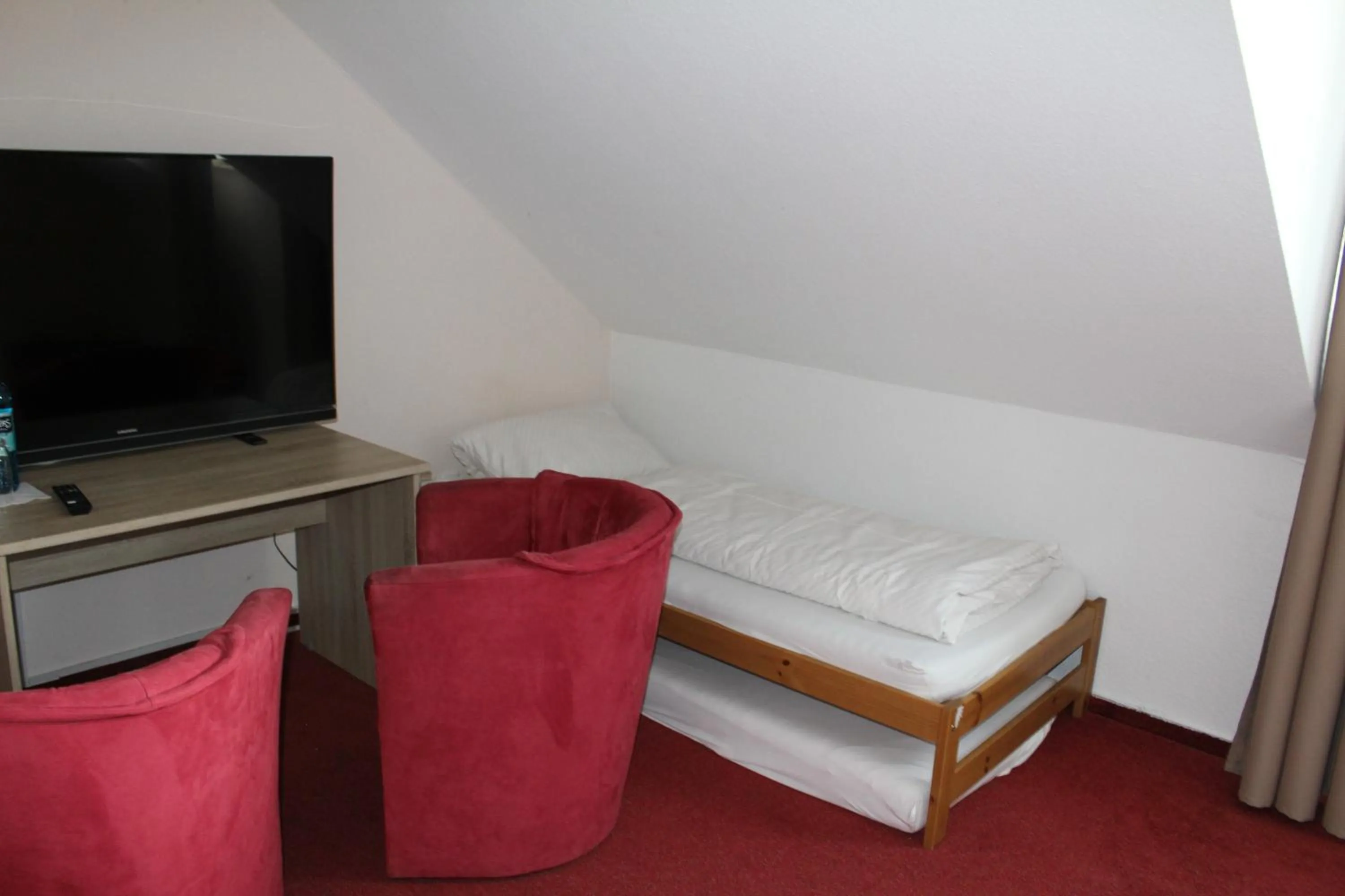 Communal lounge/ TV room, Bed in Hotel Gardenia