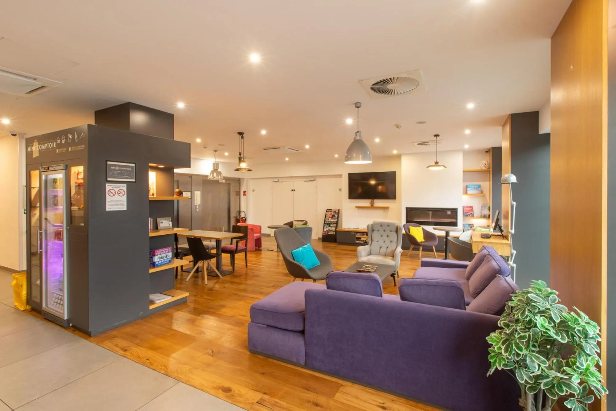 Communal lounge/ TV room in Campanile PRIME - Metz Centre Gare