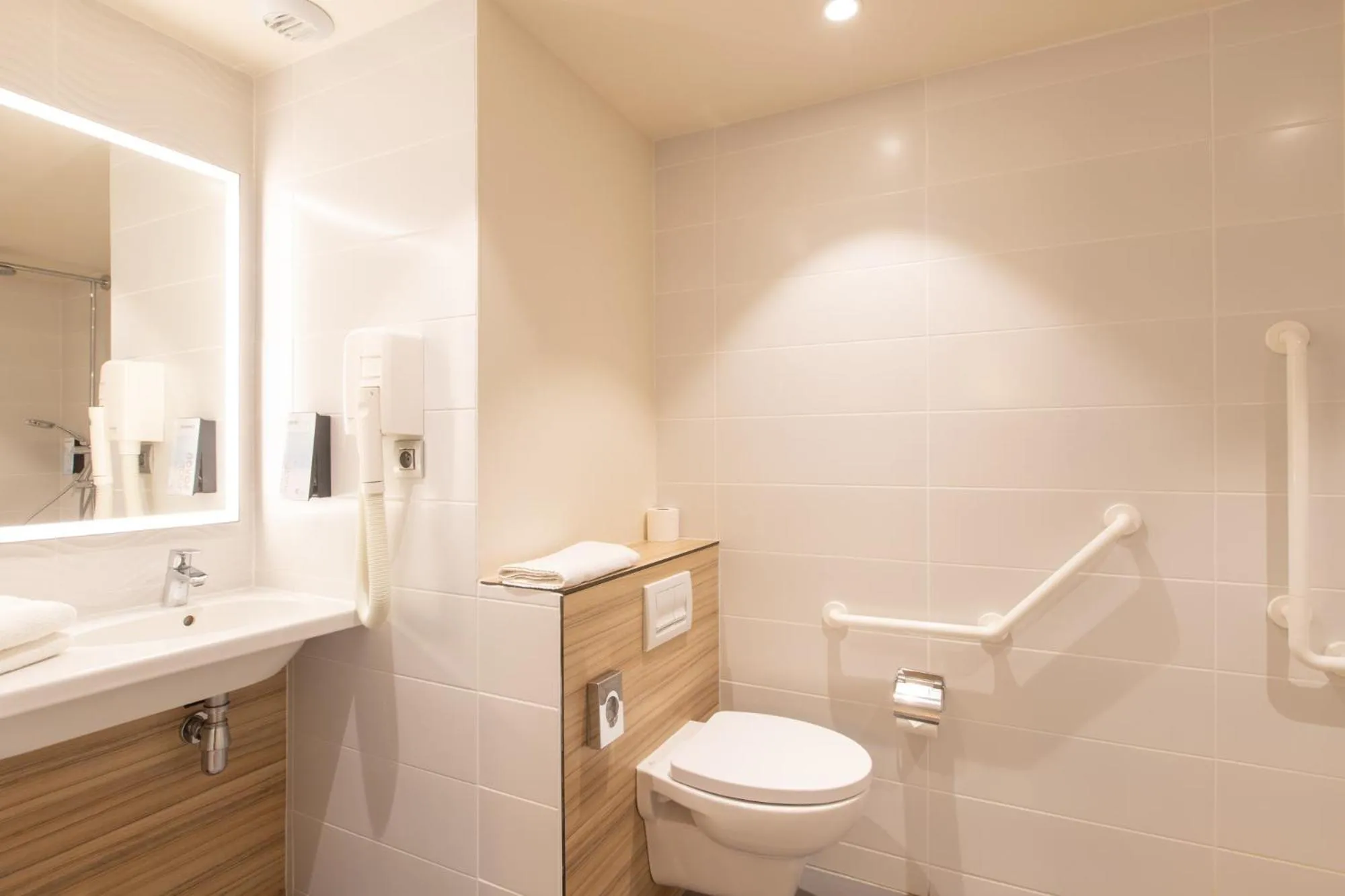 Bathroom in Campanile PRIME - Metz Centre Gare