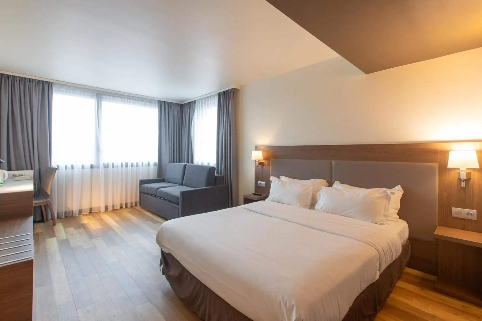Quadruple Room with One Sofa Bed and One Double Bed in Campanile Metz Centre - Gare Quadruple Room with One Sofa Bed and One Double Bed in Campanile Metz Centre - Gare