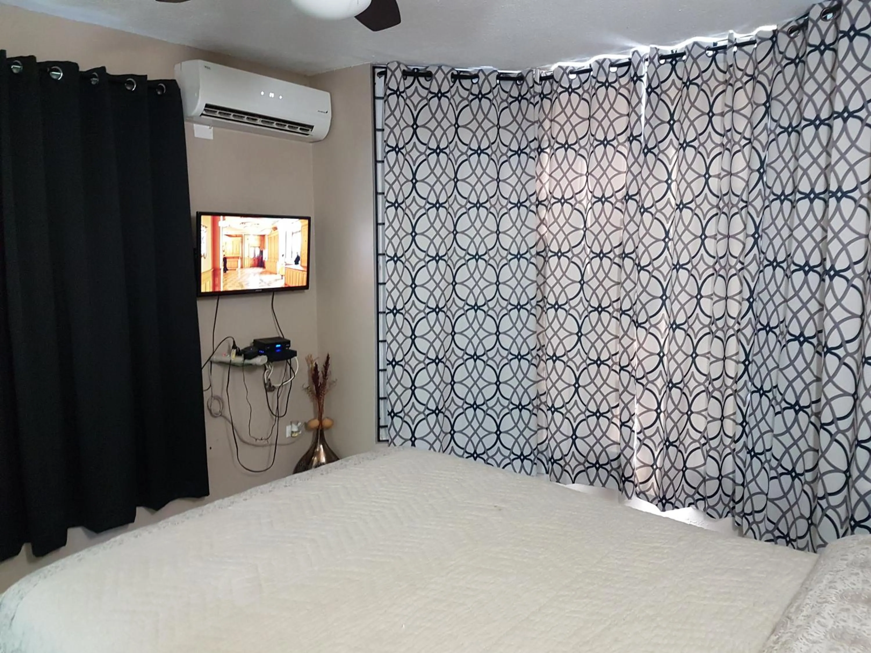 Bedroom, Bed in Skycastle Oasis