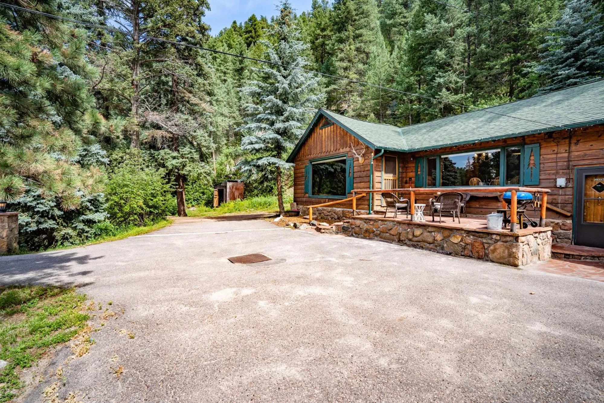 Photo of the whole room in Colorado Bear Creek Cabins