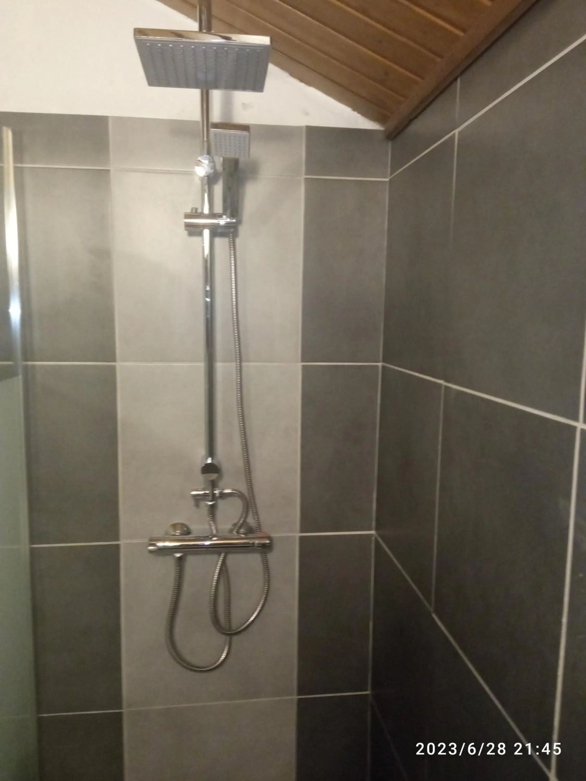 Shower in Dependance du Moulin Galuzot