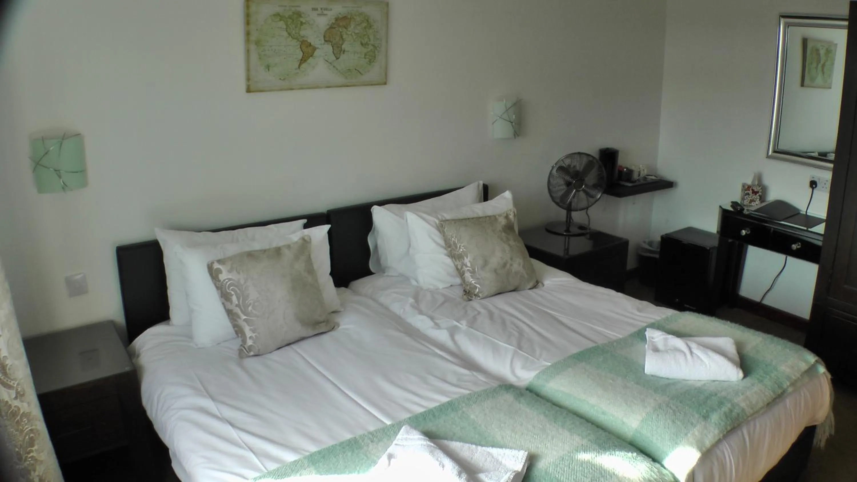 Bedroom, Bed in Bay Lodge