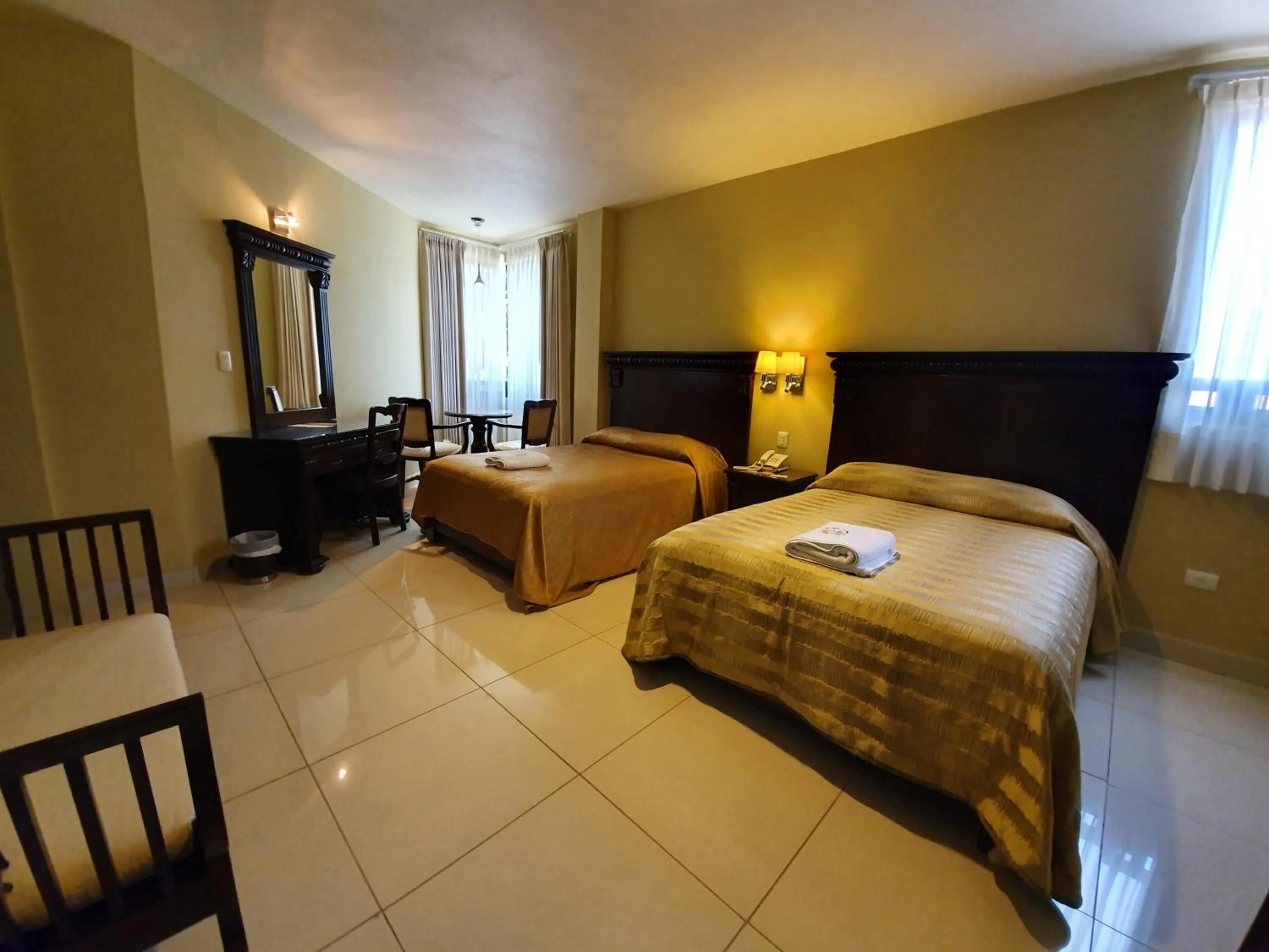 Photo of the whole room, Bed in Hotel San Francisco