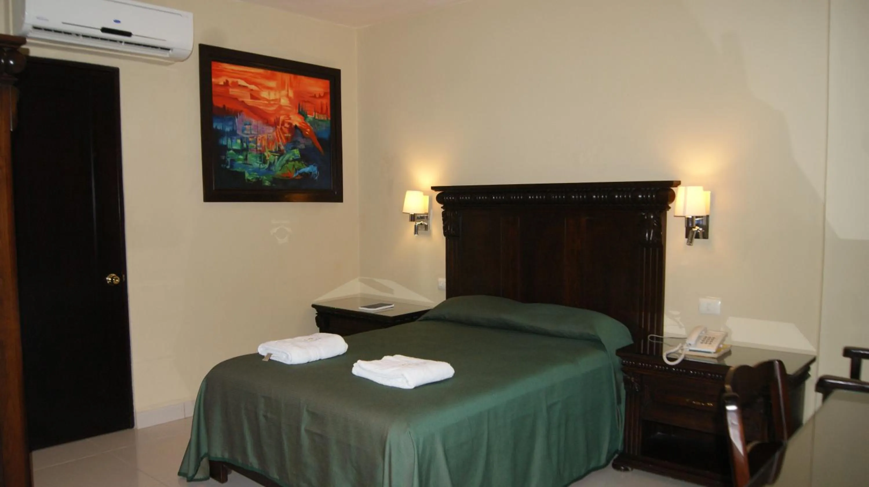 Photo of the whole room, Bed in Hotel San Francisco