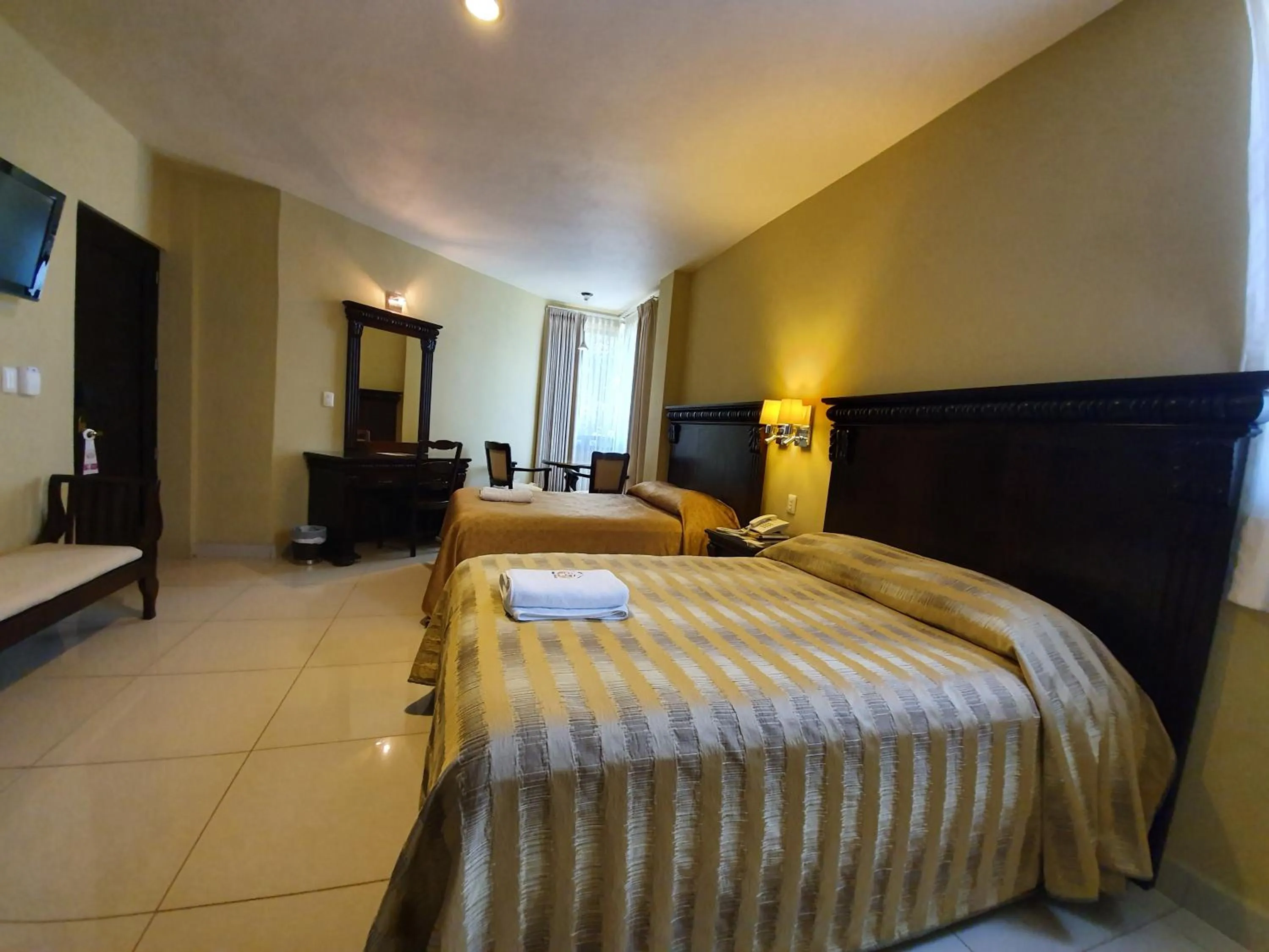 Photo of the whole room, Bed in Hotel San Francisco