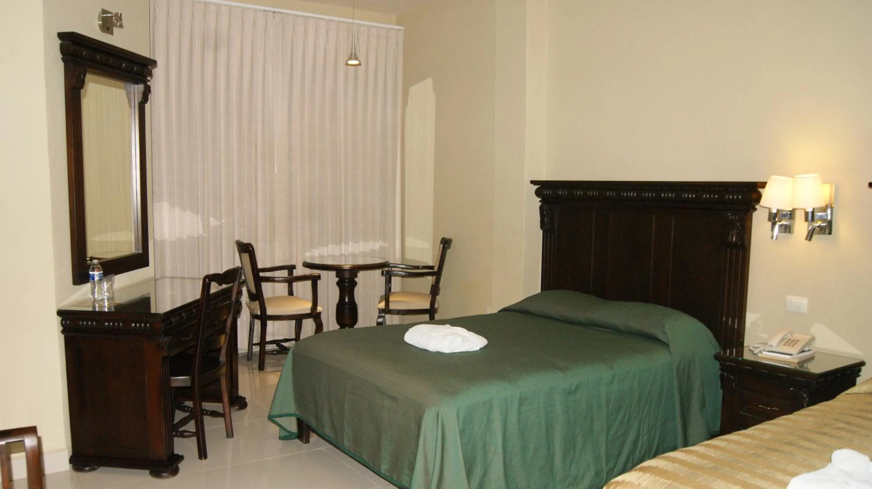 Photo of the whole room, Bed in Hotel San Francisco