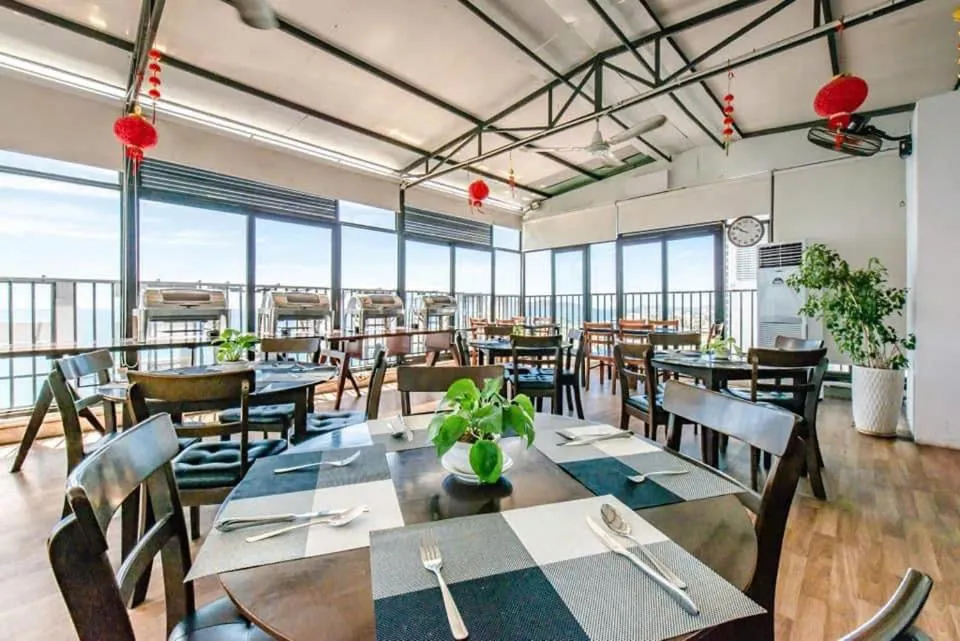 Restaurant/places to eat in Bellevue Hotel