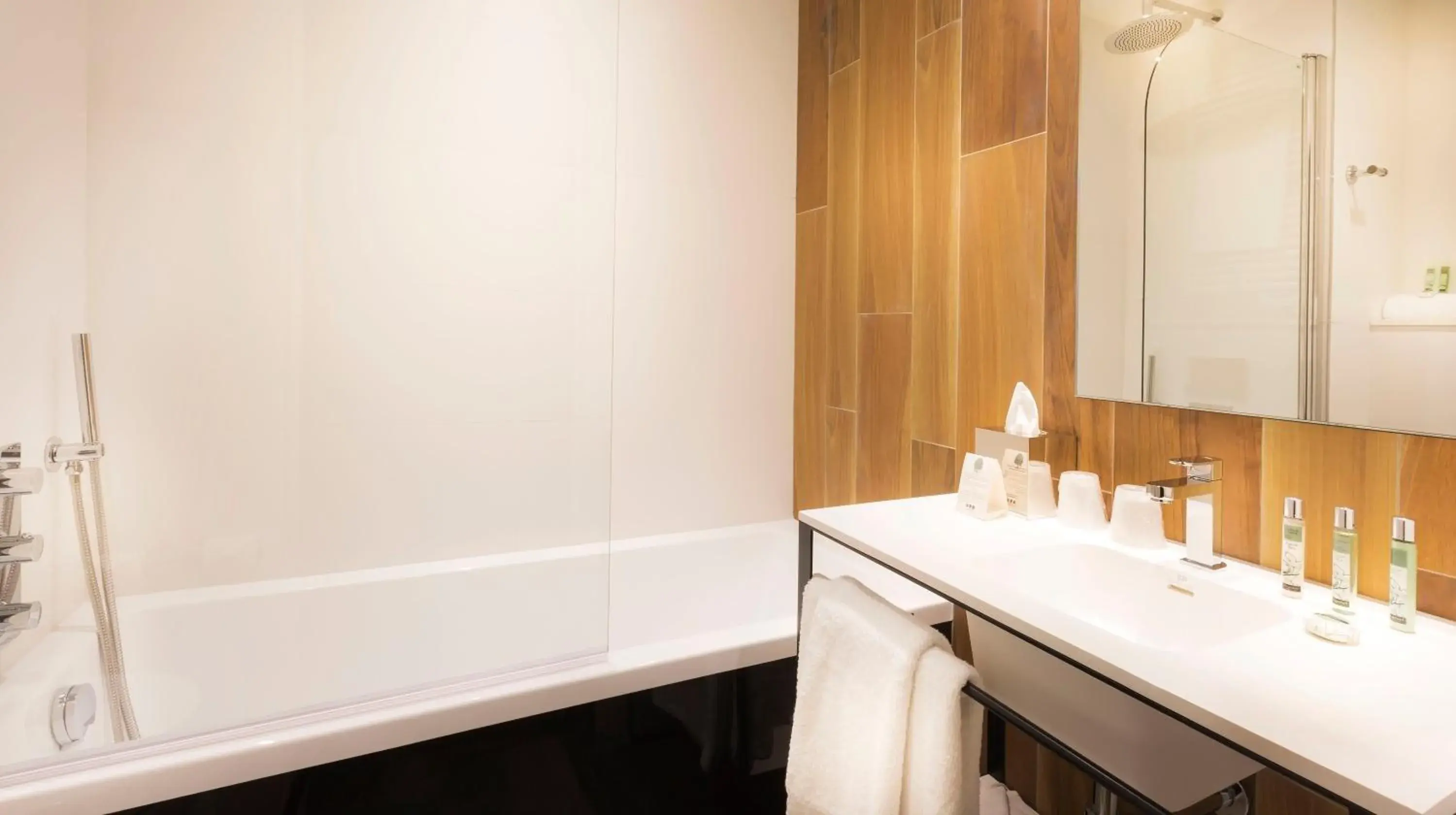 Superior Double Room in Hotel Acanthe - Boulogne Billancourt Superior Double Room in Hotel Acanthe - Boulogne Billancourt