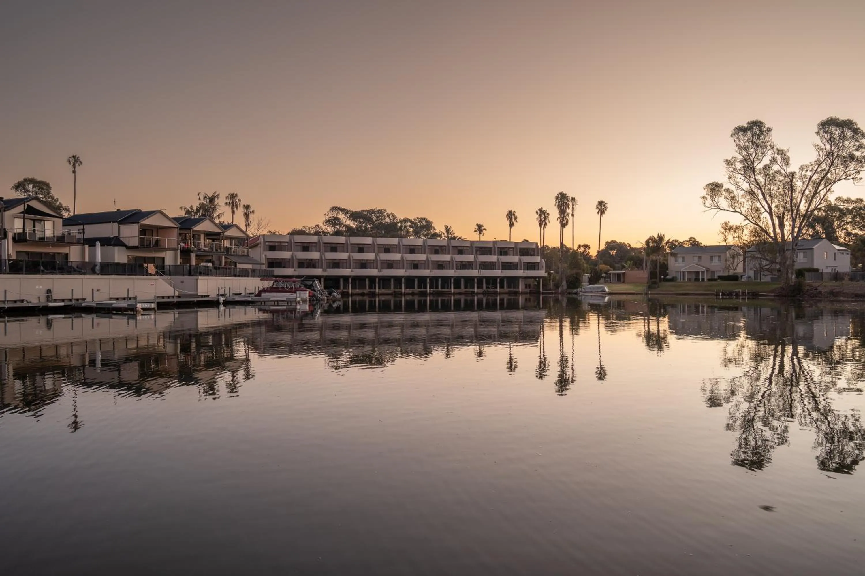 Property building in Lake Mulwala Boatel