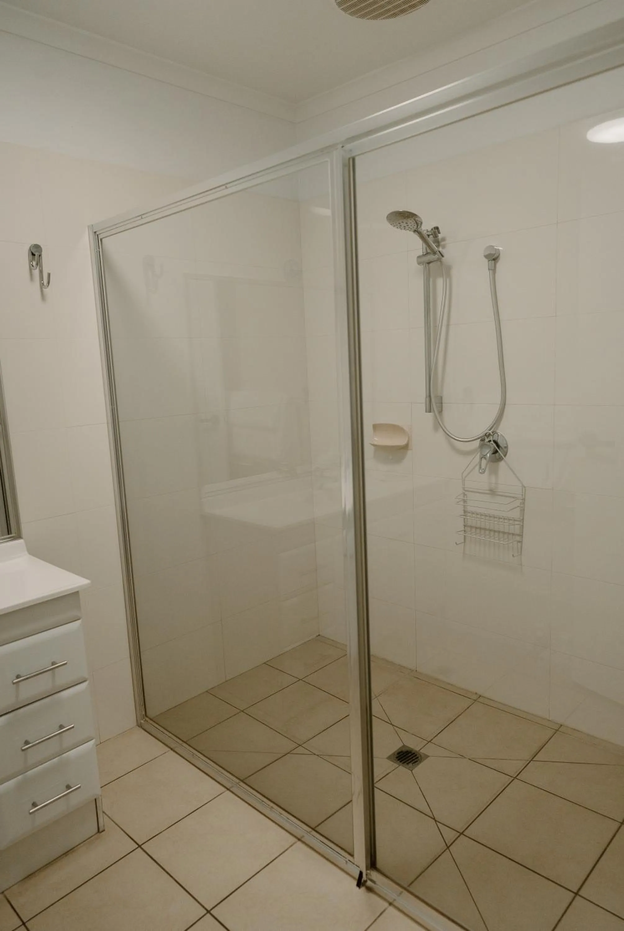 Shower in Lake Mulwala Boatel