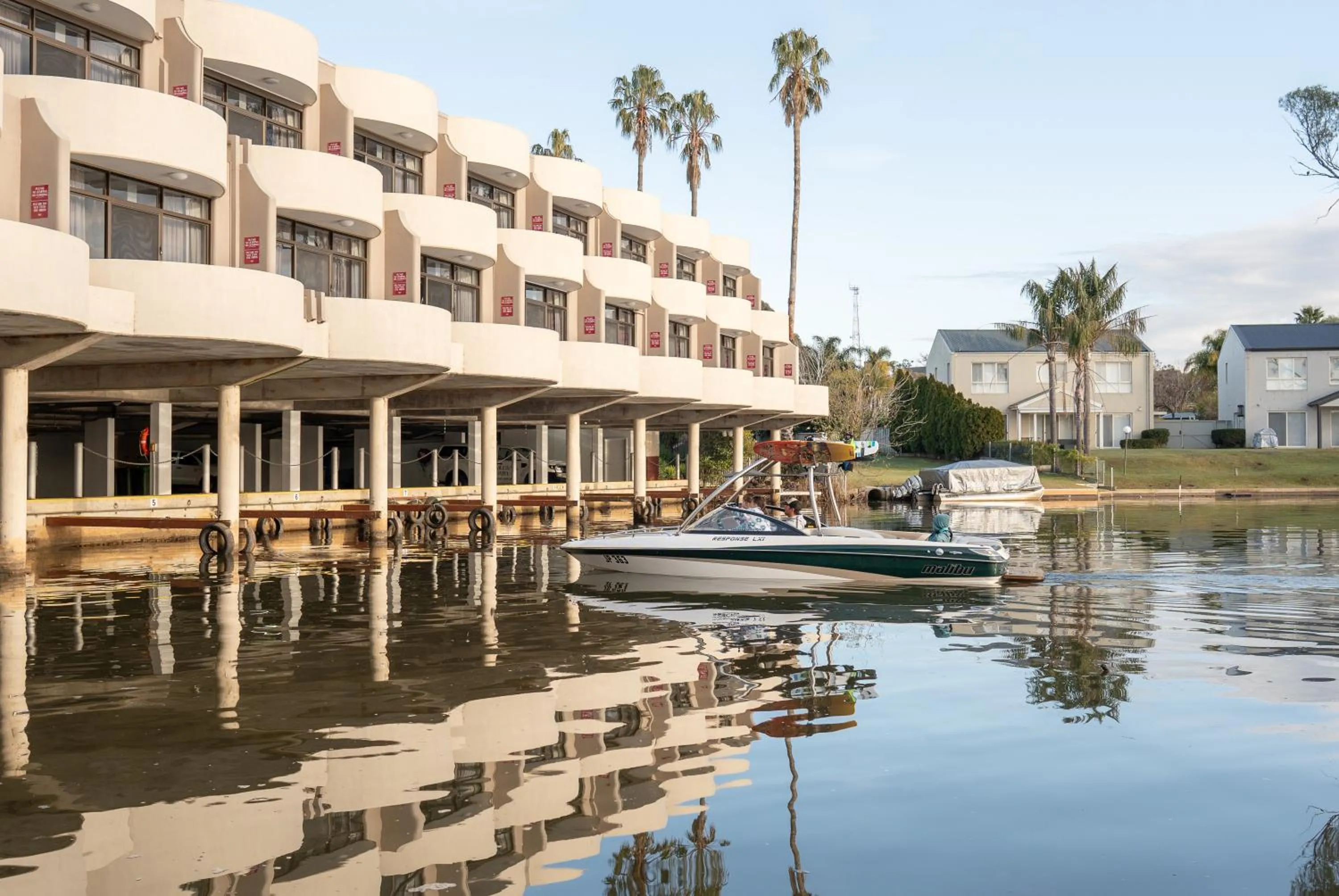 Property building in Lake Mulwala Boatel