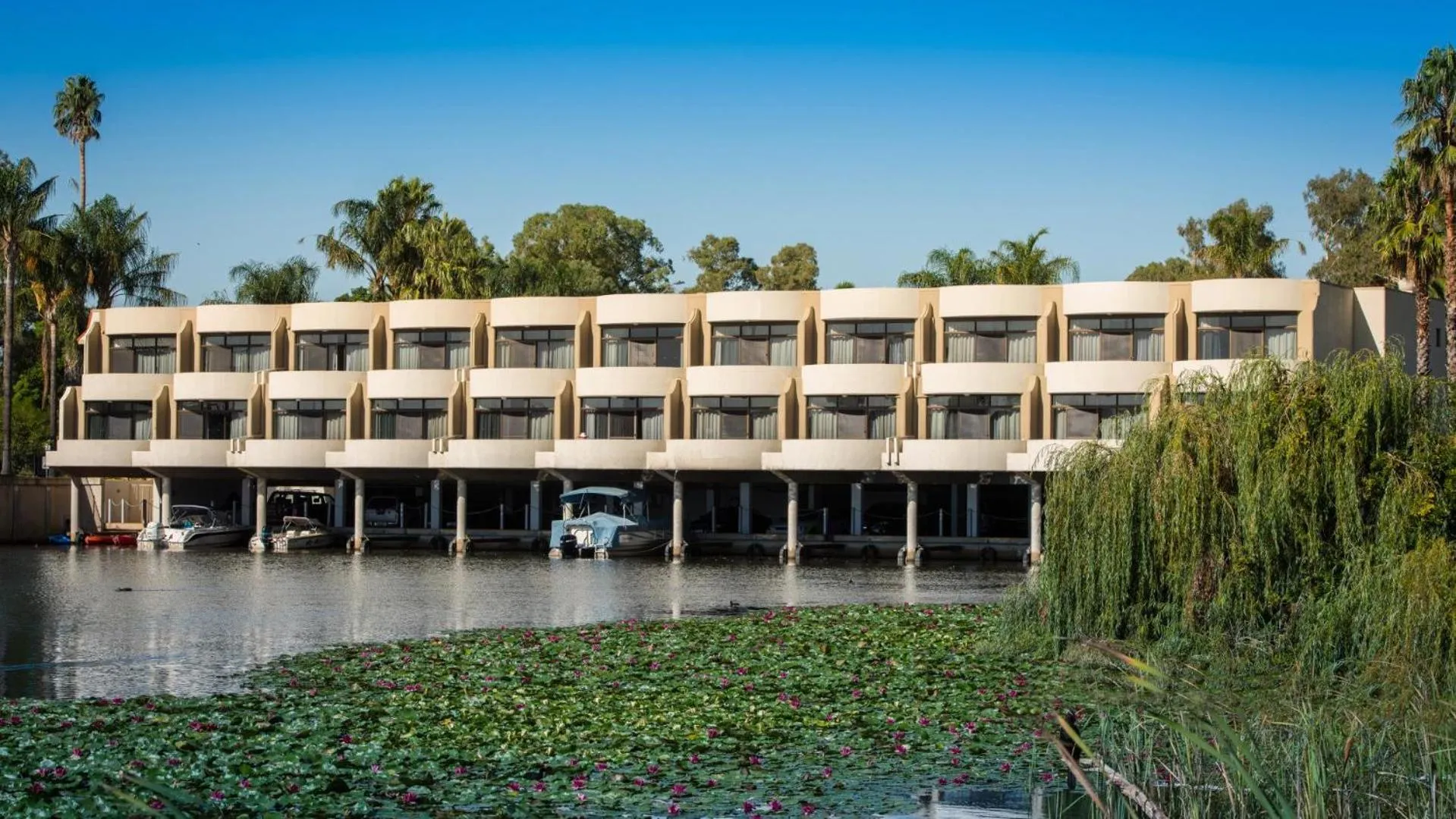 Property building in Lake Mulwala Boatel