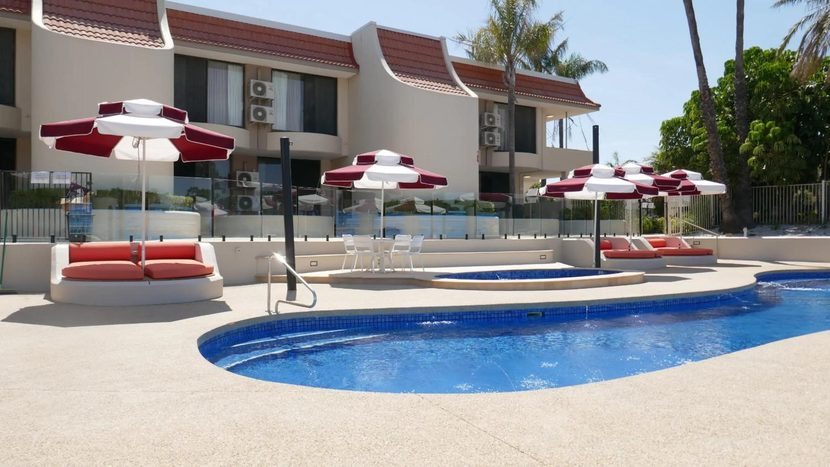 Swimming pool in Lake Mulwala Boatel
