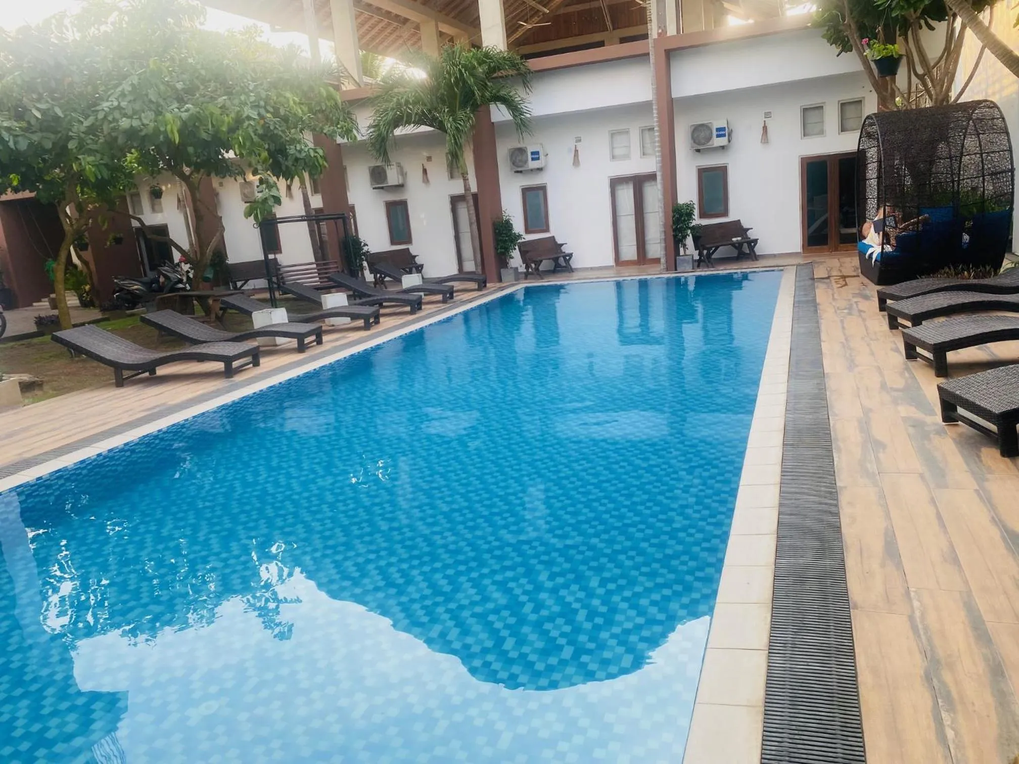 Swimming pool in Hotel Cloud 9 Negombo