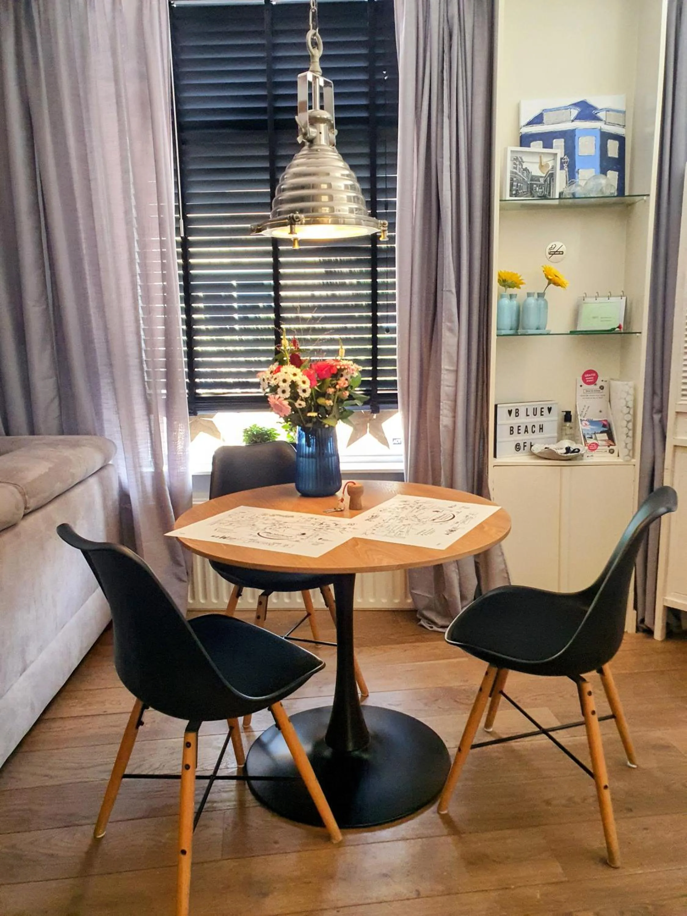 Dining area in Bluebeach Scheveningen