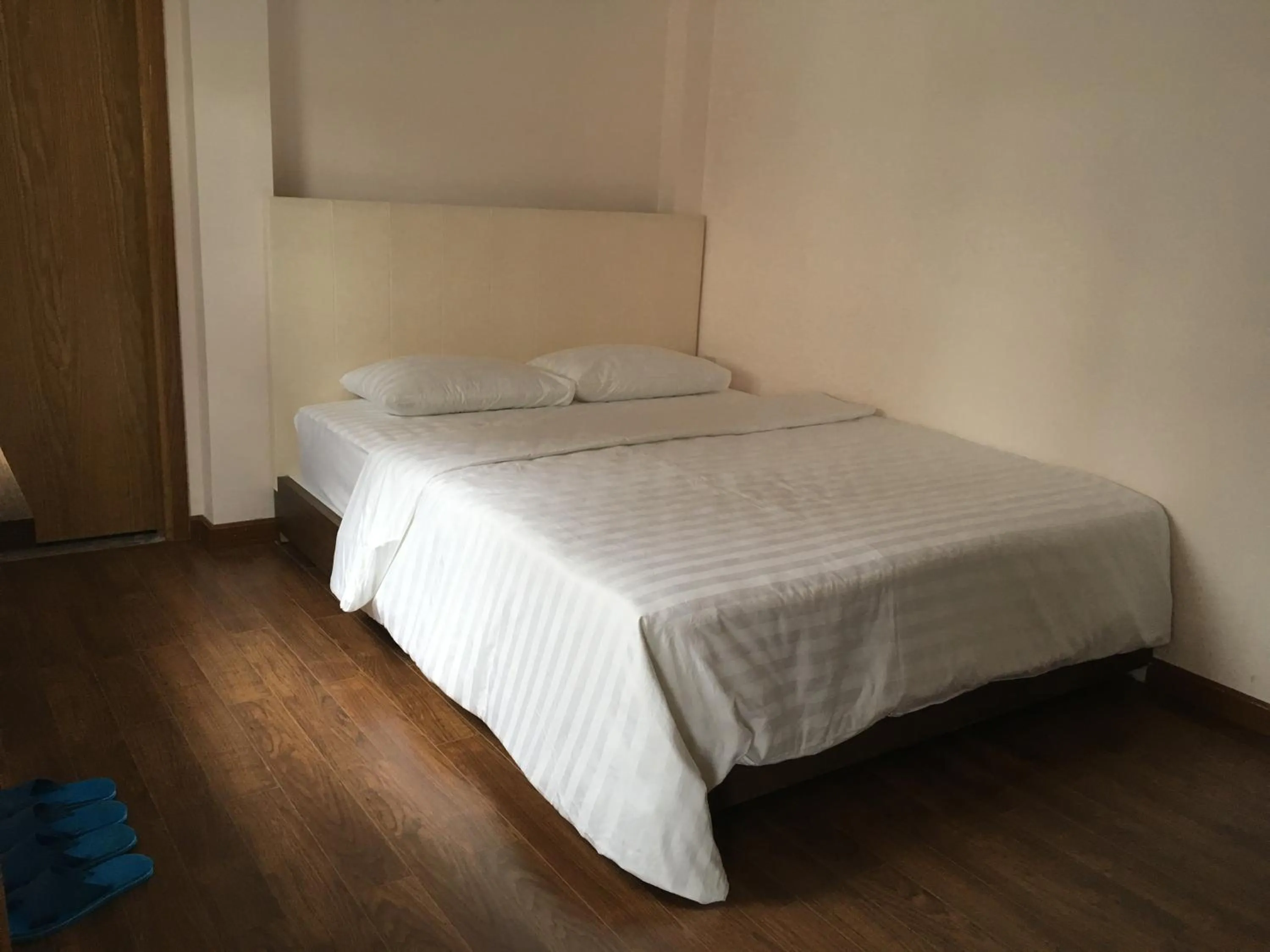 Bed in The Alley Hostel