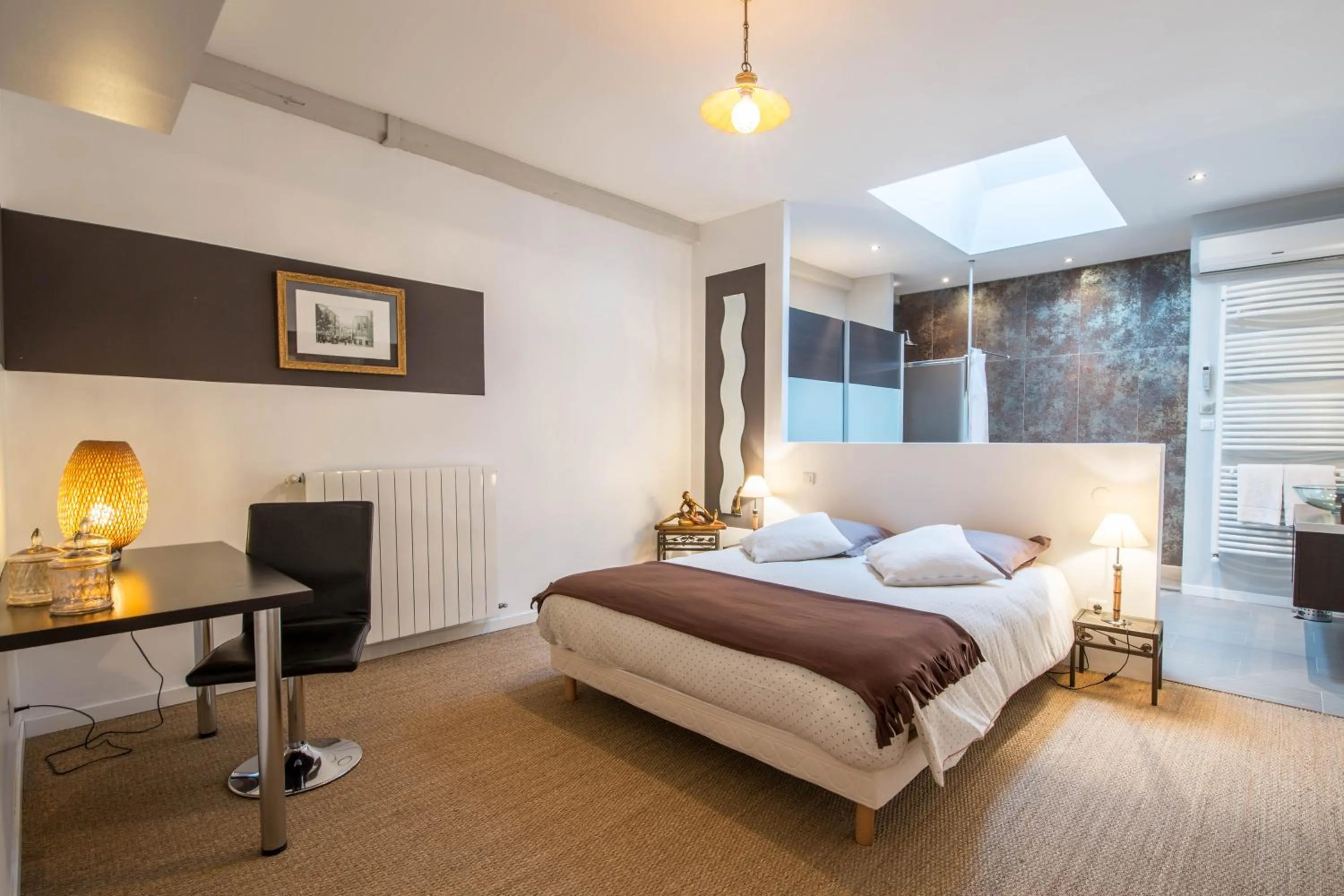 Photo of the whole room in Chambres d'hôtes L'Ecrit Vin