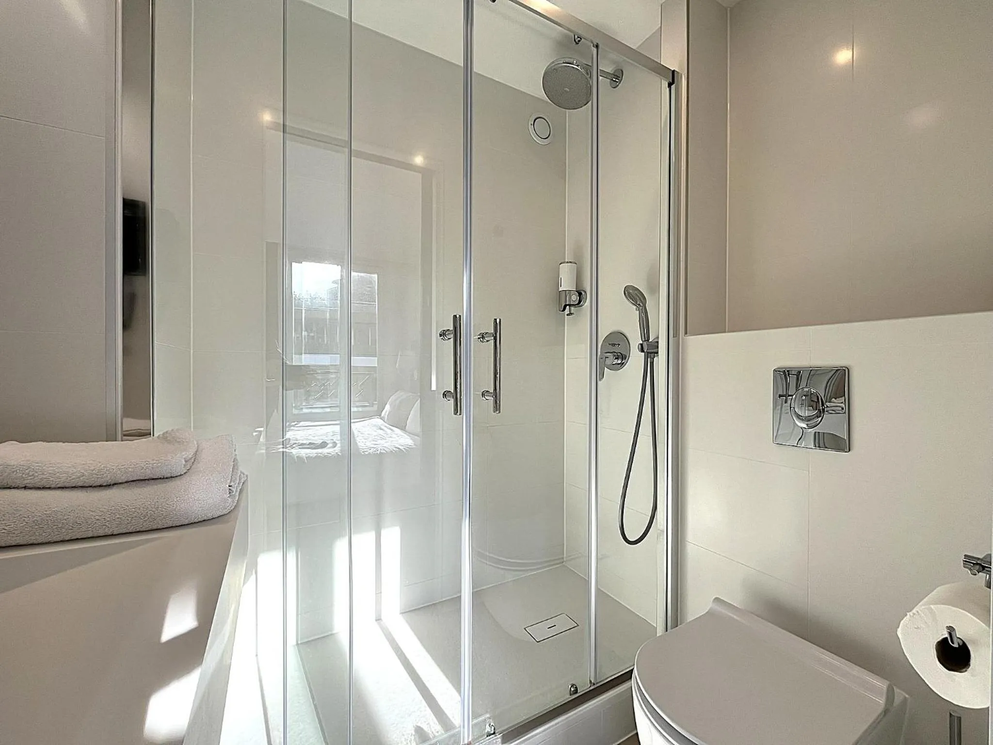 Shower in Paris Saint Cloud Hôtel