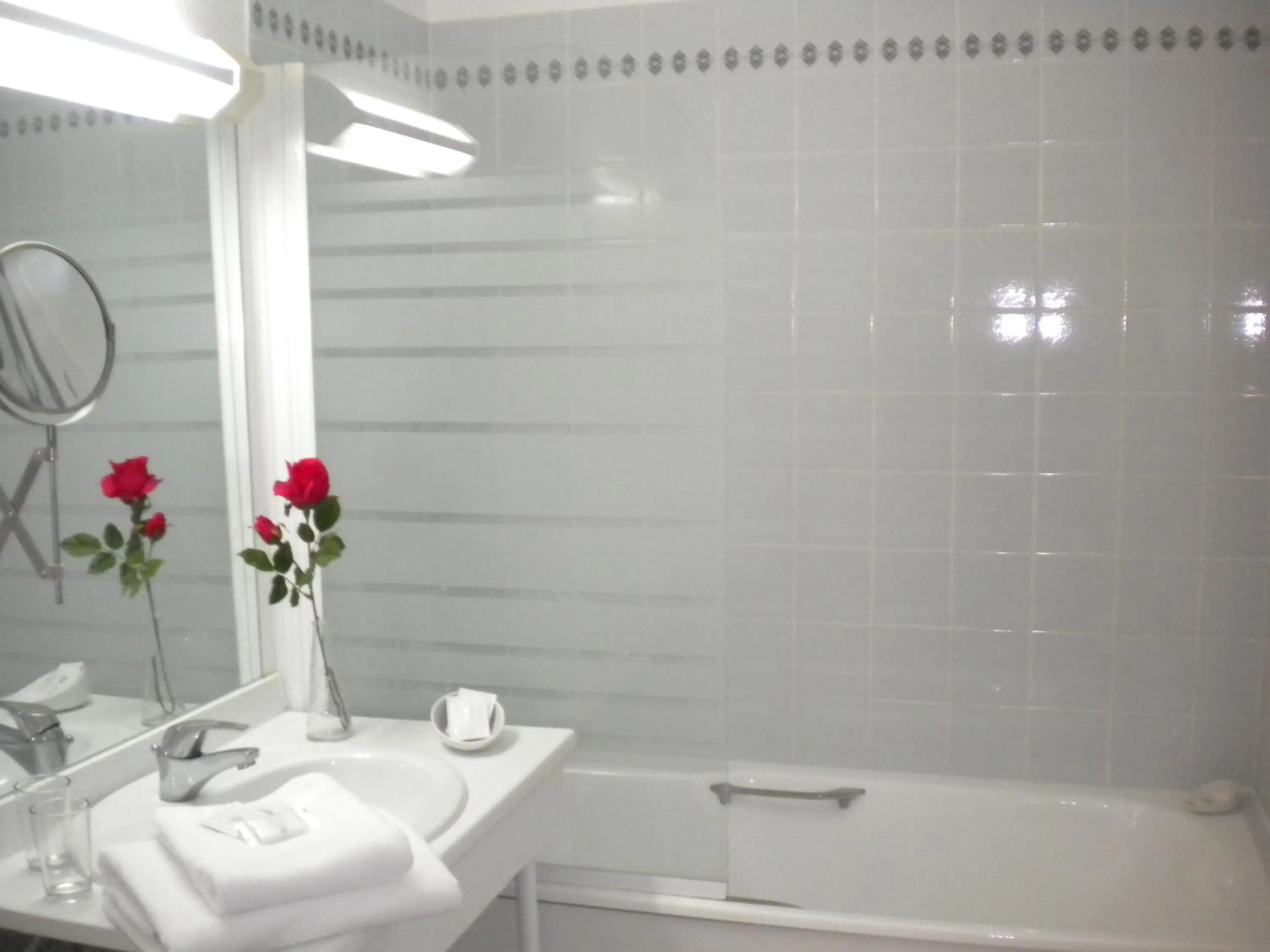 Bathroom in Paris Saint Cloud Hôtel