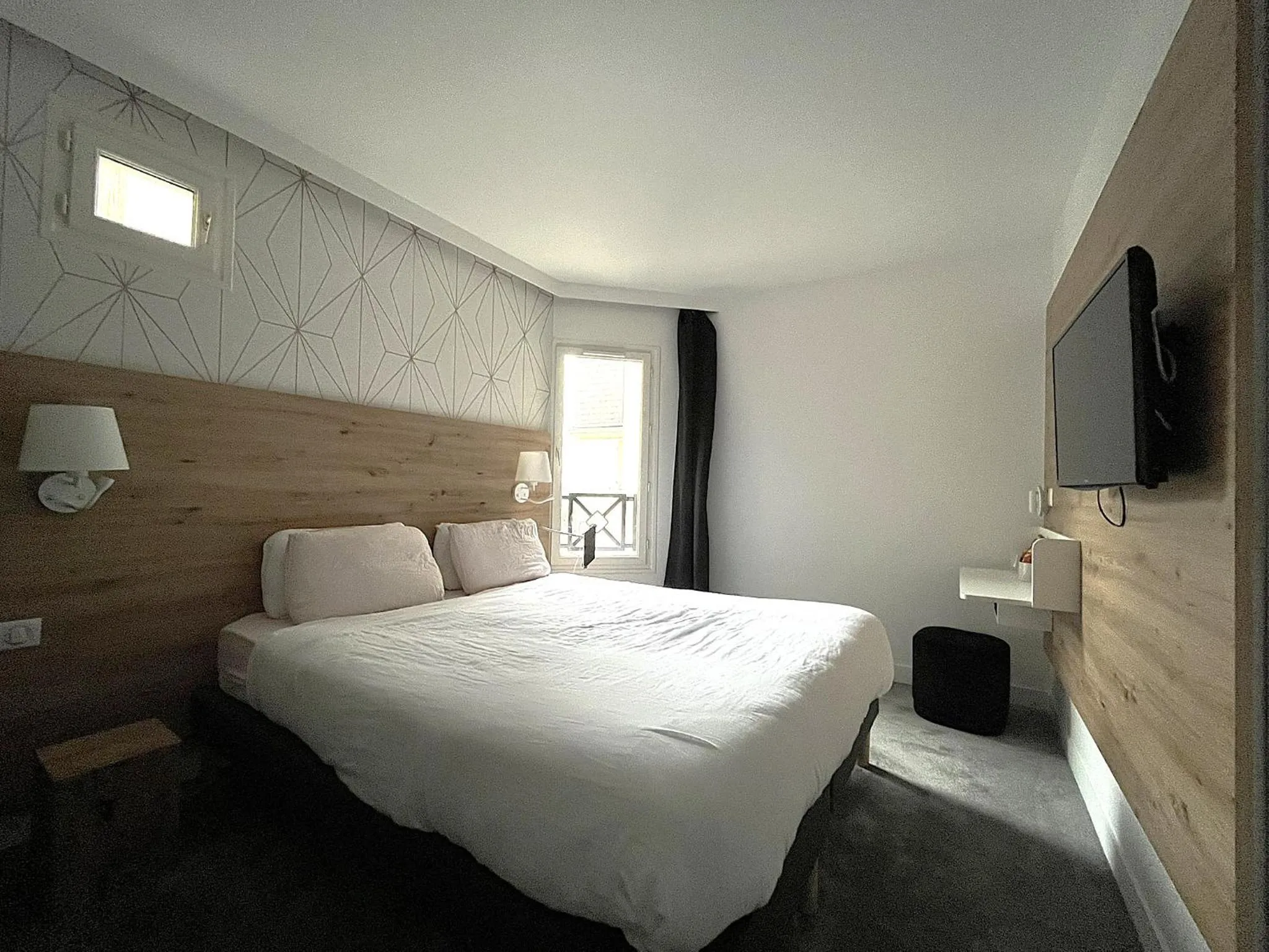 Bed in Paris Saint Cloud Hôtel