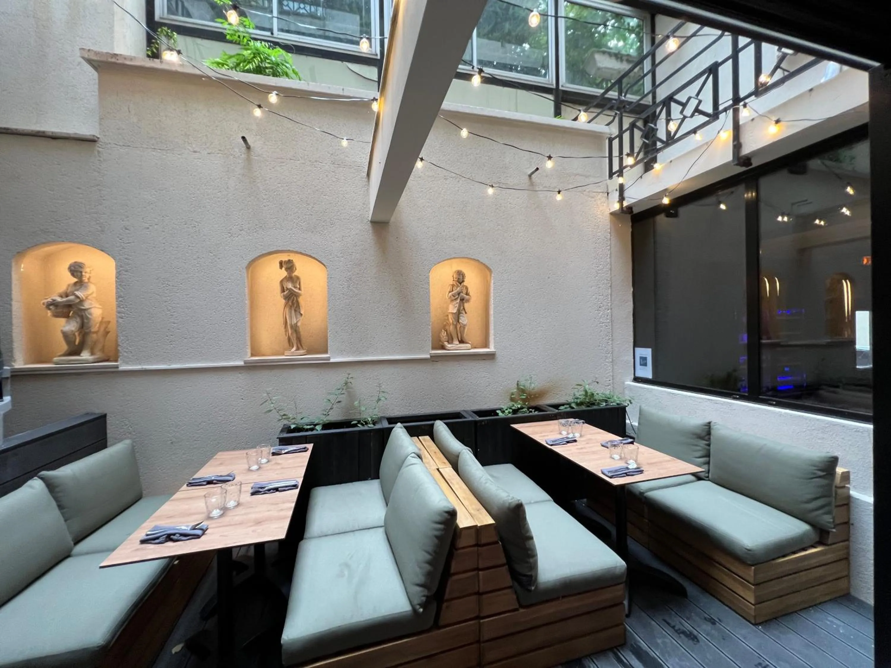 Restaurant/places to eat in Paris Saint Cloud Hôtel