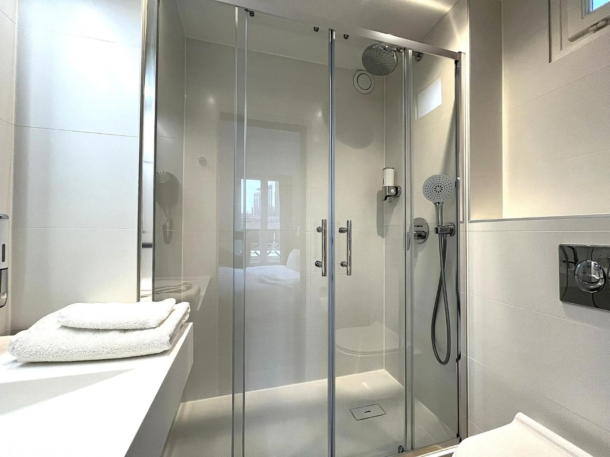 Shower in Paris Saint Cloud Hôtel