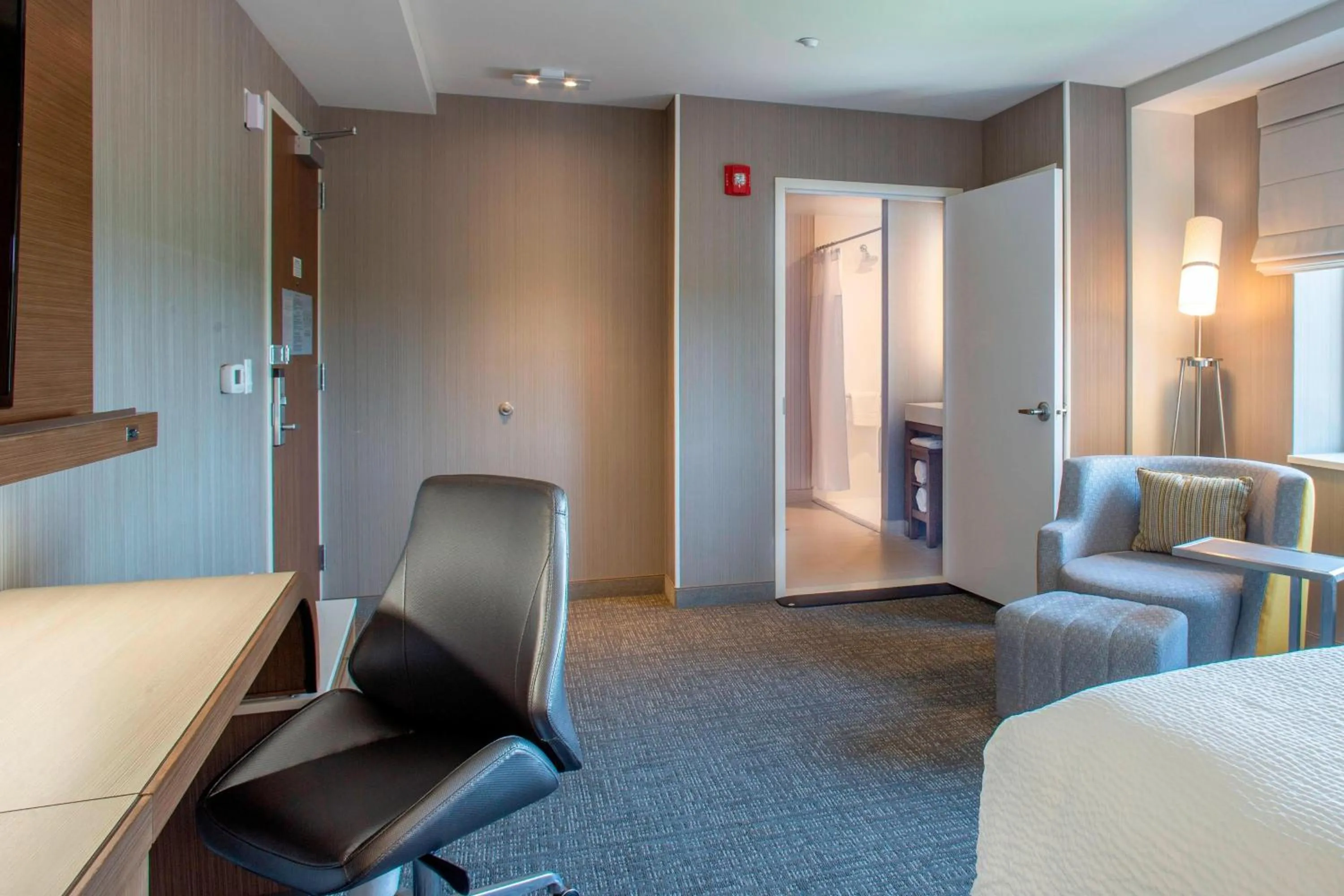 Photo of the whole room in Courtyard by Marriott New York Queens/Fresh Meadows