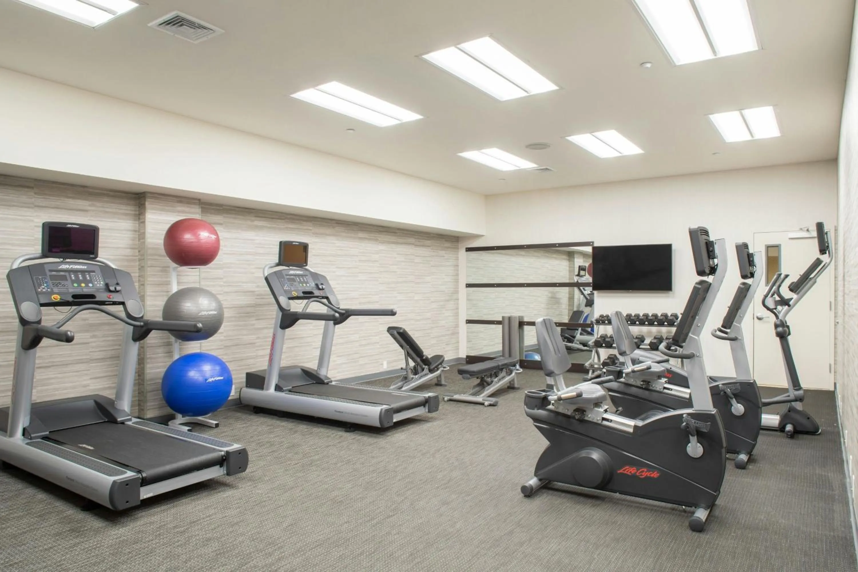 Fitness centre/facilities in Courtyard by Marriott New York Queens/Fresh Meadows