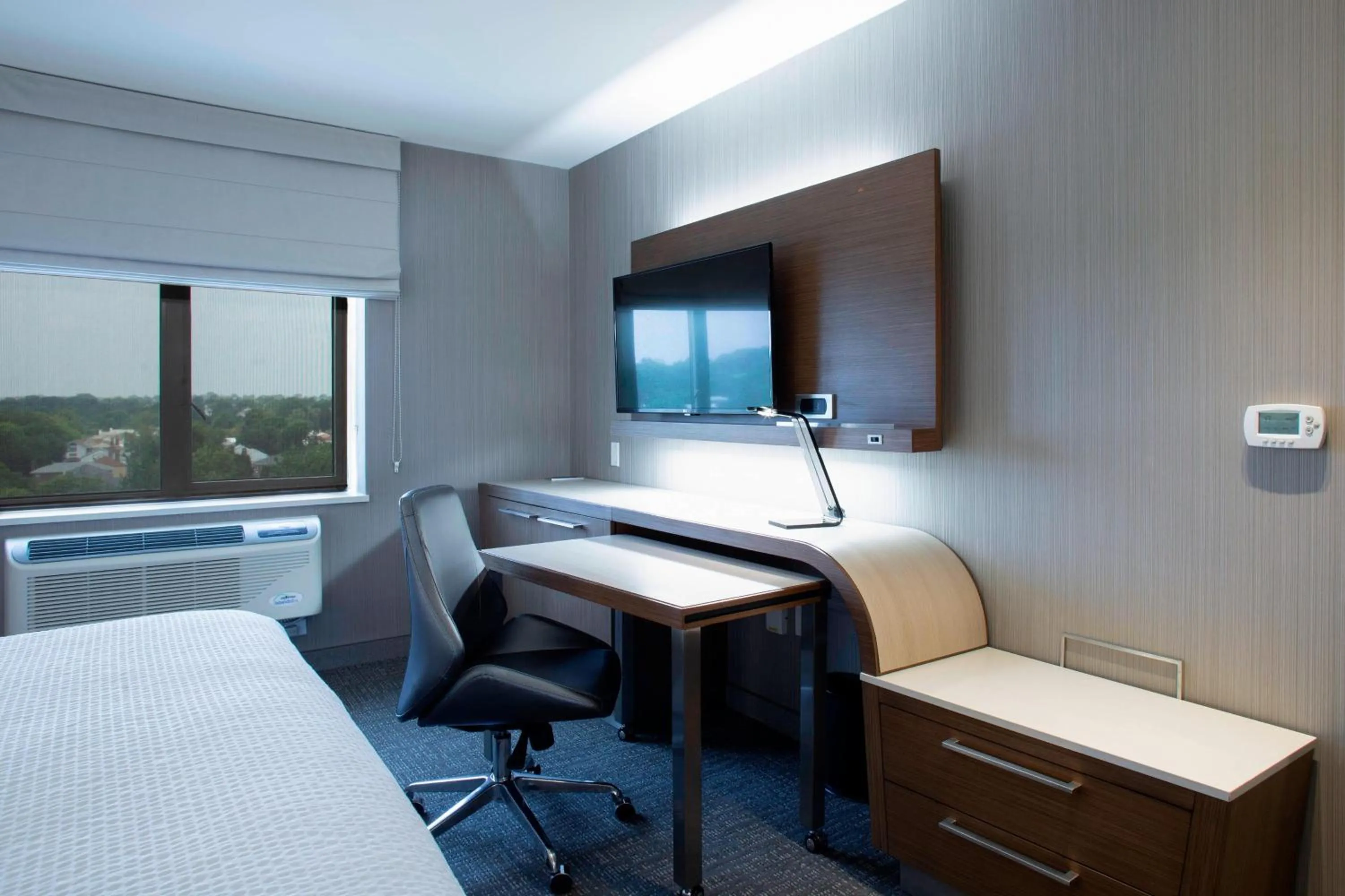 Photo of the whole room, Bed in Courtyard by Marriott New York Queens/Fresh Meadows