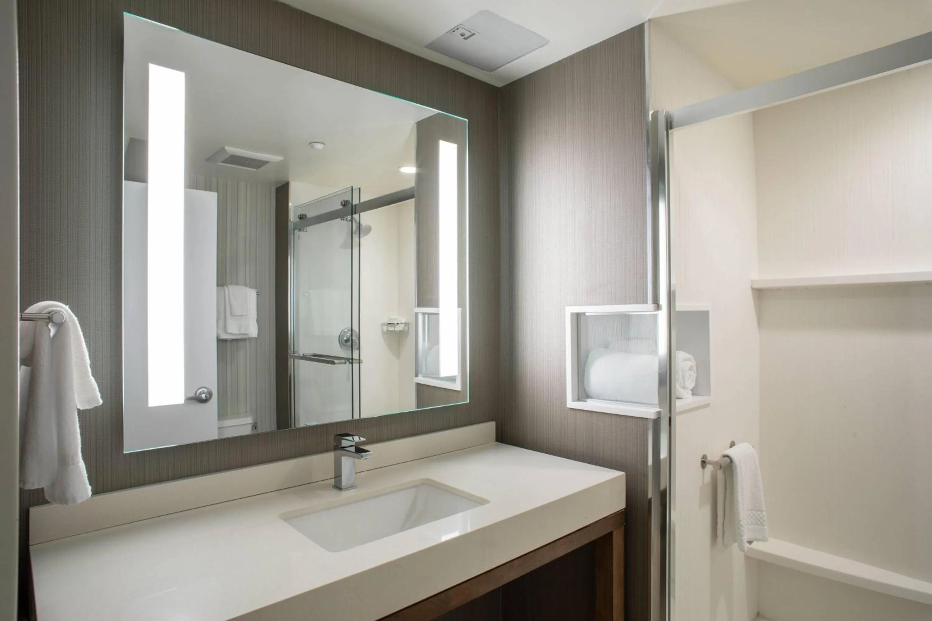 Bathroom in Courtyard by Marriott New York Queens/Fresh Meadows