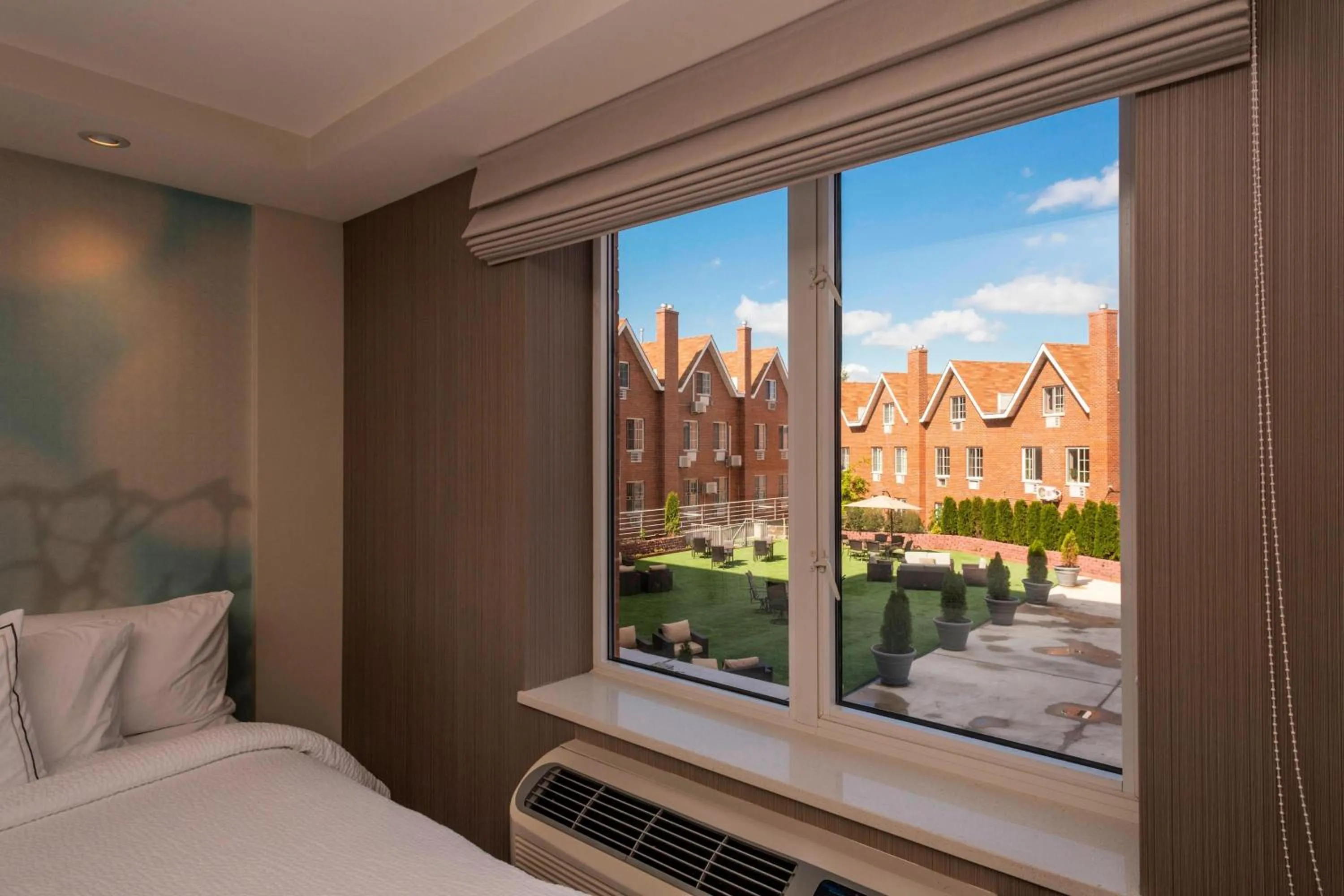 Photo of the whole room, Bed in Courtyard by Marriott New York Queens/Fresh Meadows